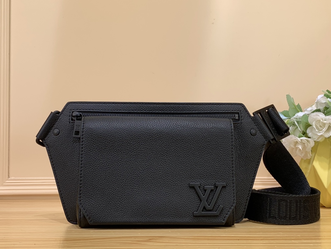 NO:552334,Top original item [shoulder bag] M57081 (gram mark) The new LV Aerogram shoulder bag is made of fine grained calfskin with a minimalist design, allowing fashionistas to free their hands. It is equipped with a metal LV logo and a shoulder strap derived from the brand's traditional hard case. The obtuse-angled flap and magnetic buckle open the ample main compartment, and the zipper bag adds another layer of protection. Dimensions 30 x 16 x 3 cm. 5817060,, louis  vuitton,shoulder bags,cowhide19860909顶级原单【单肩包】M57081（克标） 全新 LV Aerogram 单肩包以细腻粒面小牛皮塑造极简设计,令潮流人士解放双手,搭配金属 LV 标识和源自品牌传统硬箱的肩带.钝角翻盖和磁扣开启充裕主隔层,拉链袋再添一重保护. 尺寸30 x 16 x 3 厘米.5817060,,louis vuitton,shoulder bags,cowhide,Bag