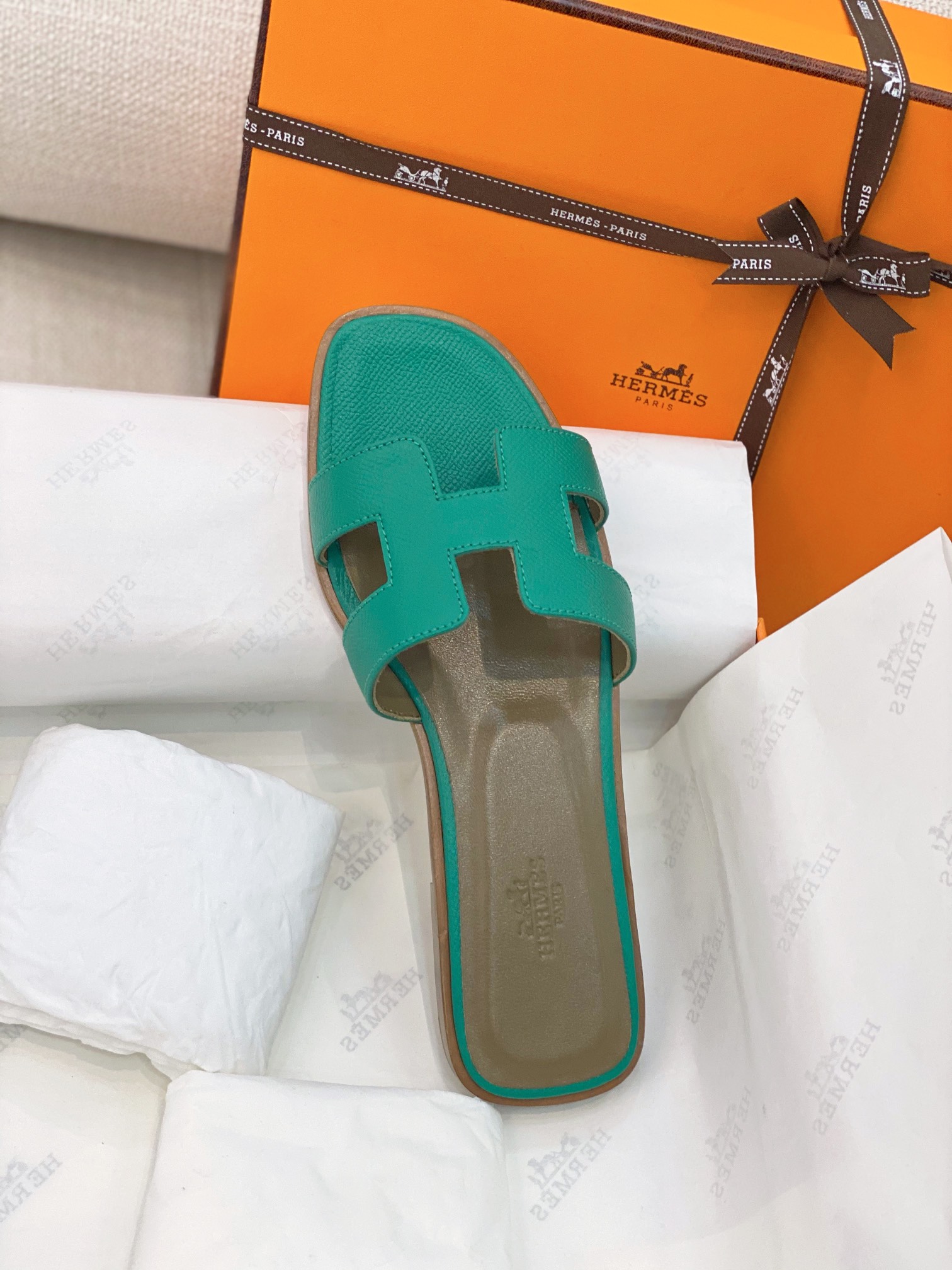 NO:253953,New H brand. The official website synchronizes H-type classic Oran flat slippers. The top-notch original quality on the market, purchased ZP and revised it many times. The Oran series styles are upgraded every year, and the classic H-type noble lady design. Must-in-class for spring and summer~ Those who know the goods come, this year's last, leather, and permeable leather soles have been upgraded. The H-format leather fixed-dye silk cowhide/YB palm-patterned cowhide are all customized for this Oran series. PS: Determine the best version of the sole~ Full leather edge strip Italian genuine leather, the sole is completely dyed without paint loss. Please distinguish it from the market Low product, you get what you pay for, and ensure multi-color color. This year, each pair of slippers will be accompanied by 2 Twilly scarves, which are convenient for everyone to carry out secondary innovative matching. Whether it is tied on shoes or using your own hair as a neckline scarf, it is very practical and a little bit of our care.  Number of codes 35-39 (40 codes can be customized without return and exchange) with H full package, slippers, slippers, cowhide, Leather soles19860909上新H牌.官网同步H型经典Oran平底拖鞋  市面顶级原单品质,购入ZP多次改版,每年都升级的Oran系列款式,经典的H型贵妇名媛设计,.春夏必入~ 懂货的来,今年的楦型、皮料、透染真皮鞋底都有升级,H原版皮定染丝绸牛皮/YB手掌纹牛皮,都专为这款Oran系列而定制.PS:认准最好版本鞋底~全真皮沿条意大利真皮大底,鞋底是整体透染的不掉漆. 请区别于市场Low货,一分钱一分货,保证  color多色.  今年每双拖鞋都会附赠2条Twilly丝巾,方便大家进行二次创新搭配,无论是绑鞋子包包上,或者自用绑头发作为领口小丝巾,都非常实用也是作为我们的一点小心意  码数35-39码（40码可定制不退换）  配H全套包装,拖鞋,slippers,cowhide,Leather soles,Women's Shoes