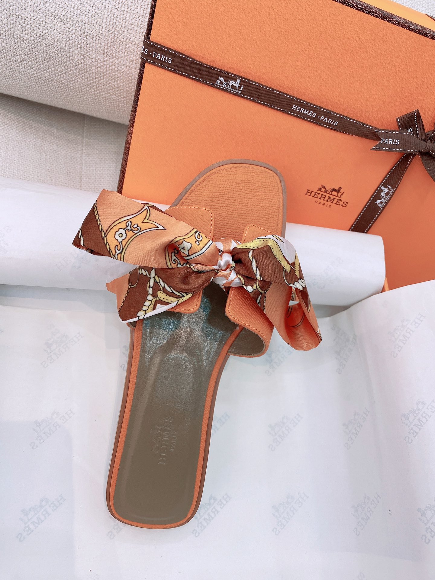 NO:253962,New H brand. The official website synchronizes H-type classic Oran flat slippers. The top-notch original quality on the market, purchased ZP and revised it many times. The Oran series styles are upgraded every year, and the classic H-type noble lady design. Must-in-class for spring and summer~ Those who know the goods come, this year's last, leather, and permeable leather soles have been upgraded. The H-format leather fixed-dye silk cowhide/YB palm-patterned cowhide are all customized for this Oran series. PS: Determine the best version of the sole~ Full leather edge strip Italian genuine leather, the sole is completely dyed without paint loss. Please distinguish it from the market Low product, you get what you pay for, and ensure multi-color color. This year, each pair of slippers will be accompanied by 2 Twilly scarves, which are convenient for everyone to carry out secondary innovative matching. Whether it is tied on shoes or using your own hair as a neckline scarf, it is very practical and a little bit of our care.  Number of codes 35-39 (40 codes can be customized without return and exchange) with H full package, slippers, slippers, cowhide, Leather soles19860909上新H牌.官网同步H型经典Oran平底拖鞋  市面顶级原单品质,购入ZP多次改版,每年都升级的Oran系列款式,经典的H型贵妇名媛设计,.春夏必入~ 懂货的来,今年的楦型、皮料、透染真皮鞋底都有升级,H原版皮定染丝绸牛皮/YB手掌纹牛皮,都专为这款Oran系列而定制.PS:认准最好版本鞋底~全真皮沿条意大利真皮大底,鞋底是整体透染的不掉漆. 请区别于市场Low货,一分钱一分货,保证  color多色.  今年每双拖鞋都会附赠2条Twilly丝巾,方便大家进行二次创新搭配,无论是绑鞋子包包上,或者自用绑头发作为领口小丝巾,都非常实用也是作为我们的一点小心意  码数35-39码（40码可定制不退换）  配H全套包装,拖鞋,slippers,cowhide,Leather soles,Women's Shoes