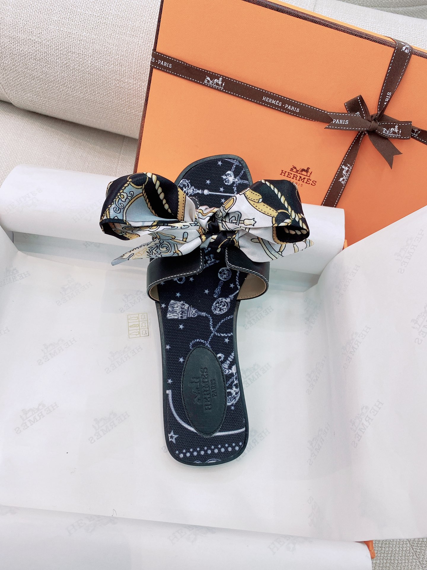 NO:253983,New H brand. The official website synchronizes H-type classic Oran flat slippers. The top-notch original quality on the market, purchased ZP and revised it many times. The Oran series styles are upgraded every year, and the classic H-type noble lady design. Must-in-class for spring and summer~ Those who know the goods come, this year's last, leather, and permeable leather soles have been upgraded. The H-format leather fixed-dye silk cowhide/YB palm-patterned cowhide are all customized for this Oran series. PS: Determine the best version of the sole~ Full leather edge strip Italian genuine leather, the sole is completely dyed without paint loss. Please distinguish it from the market Low product, you get what you pay for, and ensure multi-color color. This year, each pair of slippers will be accompanied by 2 Twilly scarves, which are convenient for everyone to carry out secondary innovative matching. Whether it is tied on shoes or using your own hair as a neckline scarf, it is very practical and a little bit of our care.  Number of codes 35-39 (40 codes can be customized without return and exchange) with H full package, slippers, slippers, cowhide, Leather soles19860909上新H牌.官网同步H型经典Oran平底拖鞋  市面顶级原单品质,购入ZP多次改版,每年都升级的Oran系列款式,经典的H型贵妇名媛设计,.春夏必入~ 懂货的来,今年的楦型、皮料、透染真皮鞋底都有升级,H原版皮定染丝绸牛皮/YB手掌纹牛皮,都专为这款Oran系列而定制.PS:认准最好版本鞋底~全真皮沿条意大利真皮大底,鞋底是整体透染的不掉漆. 请区别于市场Low货,一分钱一分货,保证  color多色.  今年每双拖鞋都会附赠2条Twilly丝巾,方便大家进行二次创新搭配,无论是绑鞋子包包上,或者自用绑头发作为领口小丝巾,都非常实用也是作为我们的一点小心意  码数35-39码（40码可定制不退换）  配H全套包装,拖鞋,slippers,cowhide,Leather soles,Women's Shoes