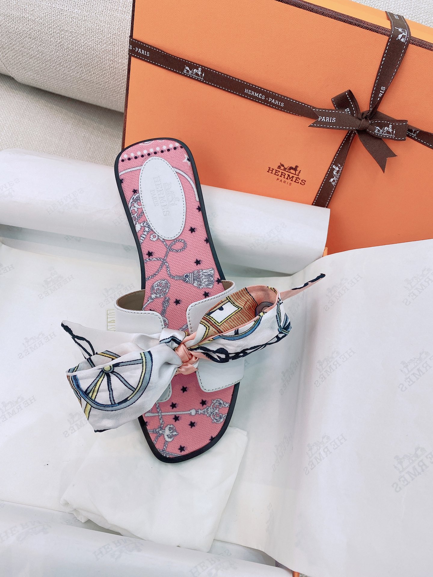 NO:253973,New H brand. The official website synchronizes H-type classic Oran flat slippers. The top-notch original quality on the market, purchased ZP and revised it many times. The Oran series styles are upgraded every year, and the classic H-type noble lady design. Must-in-class for spring and summer~ Those who know the goods come, this year's last, leather, and permeable leather soles have been upgraded. The H-format leather fixed-dye silk cowhide/YB palm-patterned cowhide are all customized for this Oran series. PS: Determine the best version of the sole~ Full leather edge strip Italian genuine leather, the sole is completely dyed without paint loss. Please distinguish it from the market Low product, you get what you pay for, and ensure multi-color color. This year, each pair of slippers will be accompanied by 2 Twilly scarves, which are convenient for everyone to carry out secondary innovative matching. Whether it is tied on shoes or using your own hair as a neckline scarf, it is very practical and a little bit of our care.  Number of codes 35-39 (40 codes can be customized without return and exchange) with H full package, slippers, slippers, cowhide, Leather soles19860909上新H牌.官网同步H型经典Oran平底拖鞋  市面顶级原单品质,购入ZP多次改版,每年都升级的Oran系列款式,经典的H型贵妇名媛设计,.春夏必入~ 懂货的来,今年的楦型、皮料、透染真皮鞋底都有升级,H原版皮定染丝绸牛皮/YB手掌纹牛皮,都专为这款Oran系列而定制.PS:认准最好版本鞋底~全真皮沿条意大利真皮大底,鞋底是整体透染的不掉漆. 请区别于市场Low货,一分钱一分货,保证  color多色.  今年每双拖鞋都会附赠2条Twilly丝巾,方便大家进行二次创新搭配,无论是绑鞋子包包上,或者自用绑头发作为领口小丝巾,都非常实用也是作为我们的一点小心意  码数35-39码（40码可定制不退换）  配H全套包装,拖鞋,slippers,cowhide,Leather soles,Women's Shoes