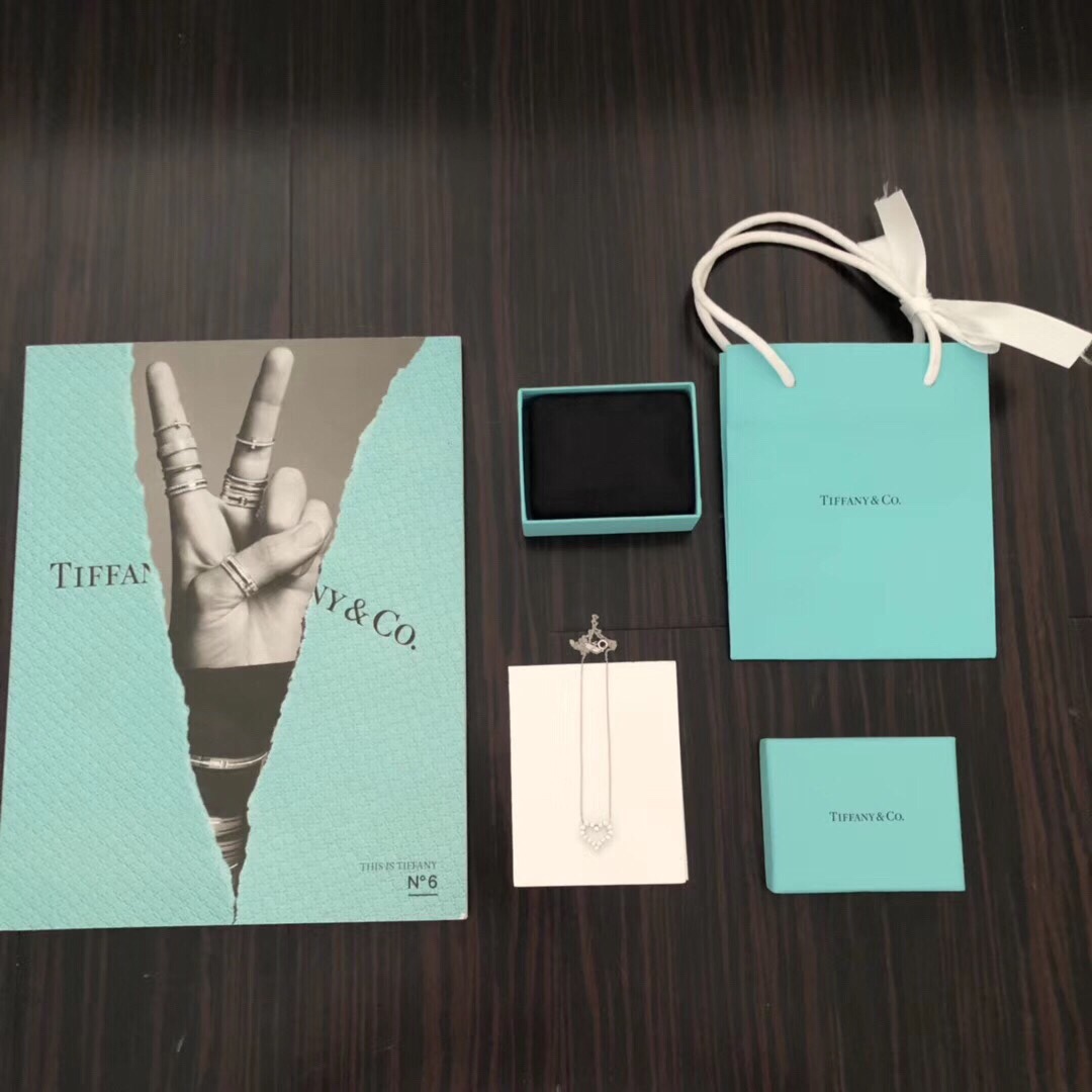 NO:633689,88230,Z  More than 40,000, make sure to buy jewelry developed by Z, you can customize the real gold and real diamond version, ask customer for the price [Pure Silver Seiko Version] [T Heart-shaped Full Diamond Necklace] A must-have love necklace, a very beautiful one, I finally couldn't help but buy this one, very classic and versatile, Z is made of real gold and real diamonds, we use imported simulated diamonds, it can be said that the cut surface and shine are comparable to Z's real gold diamonds, necklace, pure silver, Cartier high-end jewelry1986090988230, Z 四万多,认准真正购入珠宝类Z开发的,可订做真金真钻版,价咨询客Fu【纯银精工版】【T心形满钻项链】一定要入的爱心项链,特别特别好看的一款,终于忍不住下手这款,非常经典百搭好看,Z是真金真钻的,我们精选用的是进口仿真钻,可以说切割面跟闪亮程度堪比Z的真金真钻,,necklace,pure silver,卡迪亚高端饰品,Jewelry