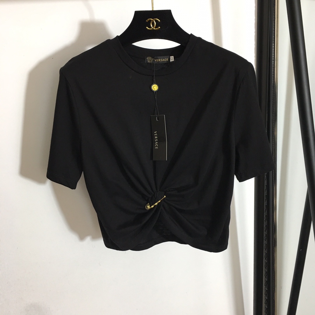 NO:743831,Style No. 1157 Versac* New style large waist metal pin, short navel-baring slimming and tall short-sleeved T-shirt, black, white, S-XL (M size; shoulder width 39, bust 90, sleeve length 22, dress length 47), Versace-clothing, versace, versace, T-shirt, tees, t-shirt,19860909款号1157 Versac*新款 腰部金属大别针 短款露脐显瘦显高挑短袖T恤,黑色,白色,S-XL（M码；肩宽39,胸围90,袖长22,衣长47）,范思哲-服装,versace,versace,T-shirt,tees，t-shirt,,Women's clothing