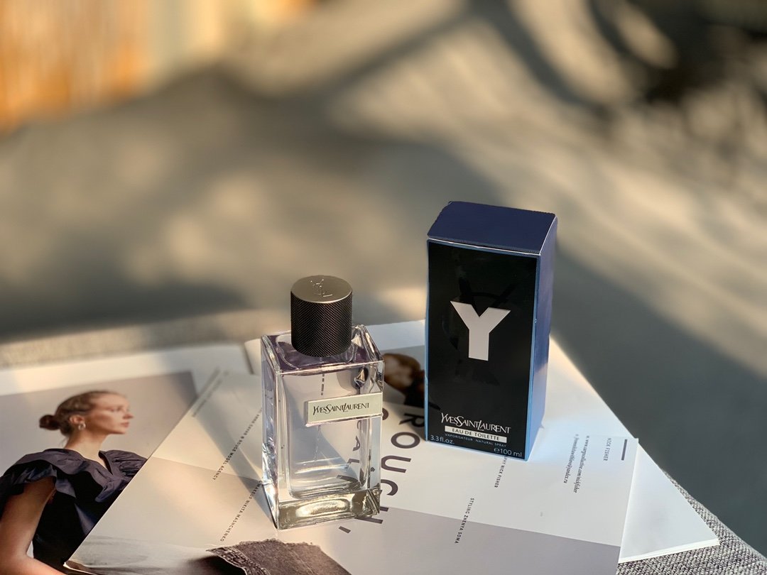 ????jjsz【越南香水】现货法国YSL圣罗兰Y香水 Yves Saint Laurent Y 男士EDT淡香水 YSL推出新款男士香水Y （why）。 “Y” 代表伊夫Yves. Y 代表问题。 Y代表you。\n这款香水基于清新明亮的气息与强大，黑暗，而感性的背景间的对比。明亮白衬衫的效果在这里来自混合白色醛香和新鲜的柑橘气息，香辛料，以及芳香气息。 而海洋龙涎香，焚香，以及木质气息代表的则是黑色夹克。\n前调：白醛，香柠檬，生姜\n中调：鼠尾草，老鹳草净油，紫罗兰叶\n基调：龙涎香，焚香