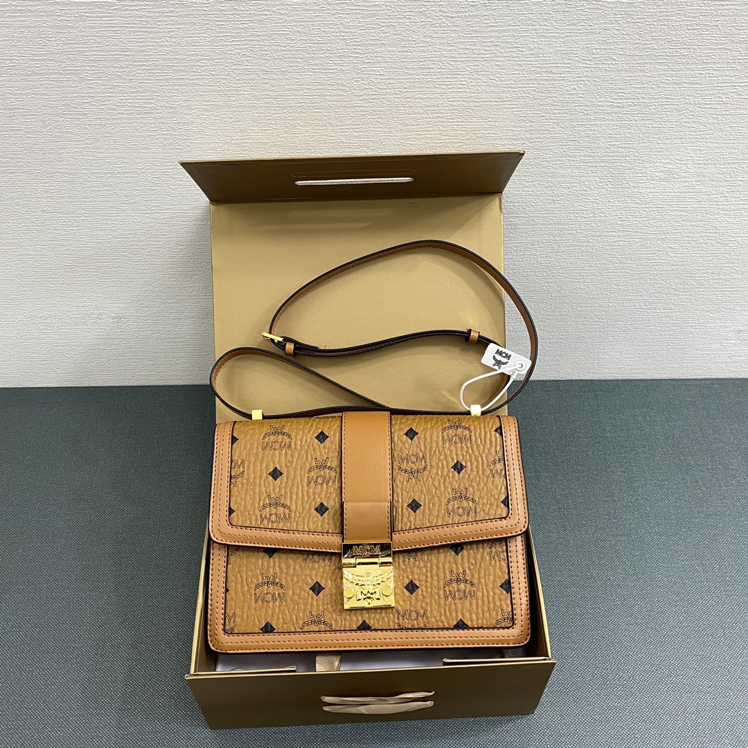 MCM2021春夏tracy邮差包🅿️220 拼接标志性Visetos印花.尽显优雅气质.能驾驭多种搭配风格.透露出几分复古的气息.可调节的肩带设计.能随意变换出不同的时髦造型.多层次的内里能够有效对物品进行区分存放.实用性高. 规格：25*18*8cm