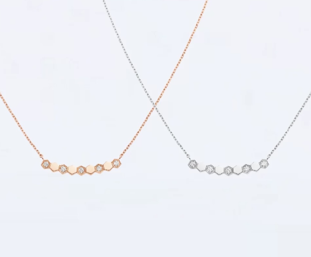 NO:619394,CNC version [925 CHAMUET Wave Honeycomb Spaced Diamond Necklace Luxurious High-end Customization Follows CHAMUET Honeycomb Bee My Love Replicates the love of the honeycomb in the heart, carries the love with you, and builds a love nest together. Super sparkling S925 sterling silver material, long-lasting color retention!  white gold rose gold,shangmei,necklace,pure silver19860909CNC 版本【925尚美CHAMUET 波浪 蜂巢间隔钻项链 奢侈 高端定制沿用尚美蜂窝Bee My Love 将蜂巢的爱情复刻于心间,把爱带在身上,共筑爱巢 超级闪耀 S925纯银材质 持久保色！白金色 玫瑰金色,尚美,necklace,pure silver,Jewelry