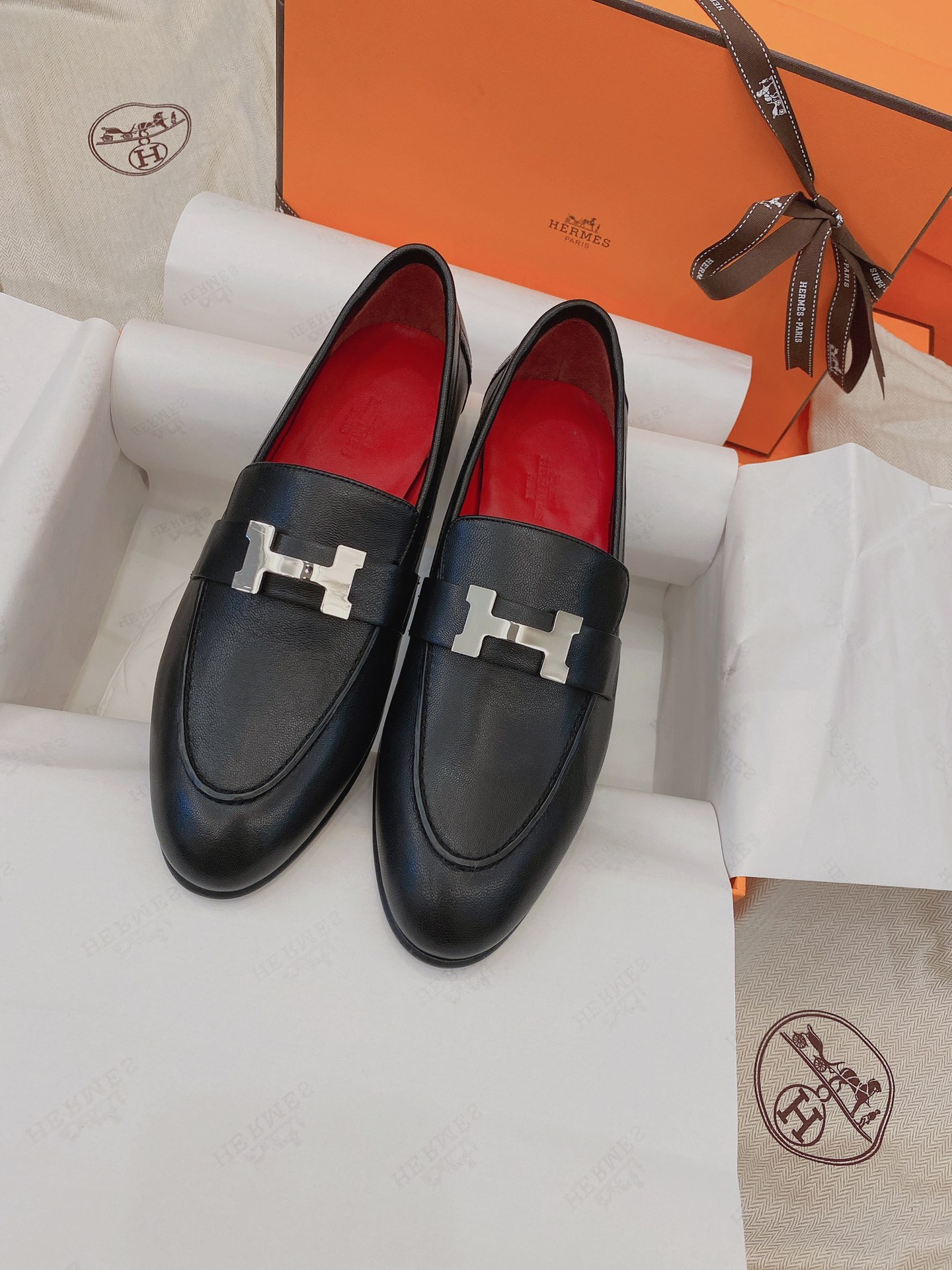 NO:253860,New H brand. The official website synchronizes H-buckle goatskin Paris loafers. Top-level original single version, ZP comparison and making, the highest version on the market. ZP quality, goatskin upper, inner lining and insole dyed sheepskin. The sole is full of genuine leather and rubber sole. The shoe shape is also consistent with ZP high-end. The whole pair of shoes is soft and very comfortable. It is first-class with jeans, trousers and leggings. It is definitely the first choice for noble ladies and socialites. Casual and versatile, and it is also OK for a slightly formal occasion. Wear a decent luxury casual style immediately. H brand shoes are suitable for age groups, very practical and high-end brands, and they are super elegant~ Size 35-39 (40 sizes can be customized without return and exchange) with H full high-end packaging, loafers, jeans, sheepskin19860909上新H牌.官网同步H扣山羊皮 Paris乐福鞋 顶级原单版,ZP对比做货,市面最高版本 ZP品质,鞋面山羊皮.内里、鞋垫定染绵羊皮.鞋底全真皮拼橡胶鞋底.鞋型也跟ZP一致高端 整双鞋子上脚柔软,非常舒适,搭配牛仔裤、小脚裤、打底裤都一流,绝对是贵妇名媛首选.休闲百搭,稍微正式的场合也ok.上脚立马穿出妥妥的贵妇休闲风.H牌的鞋子适合的年龄段跨度非常大,非常实用高端大牌,上脚超有气质的~ 码数35-39码（40码可定制不退换） 配H全套高端包装,乐福鞋,loafers,jeans,sheepskin,Women's Shoes