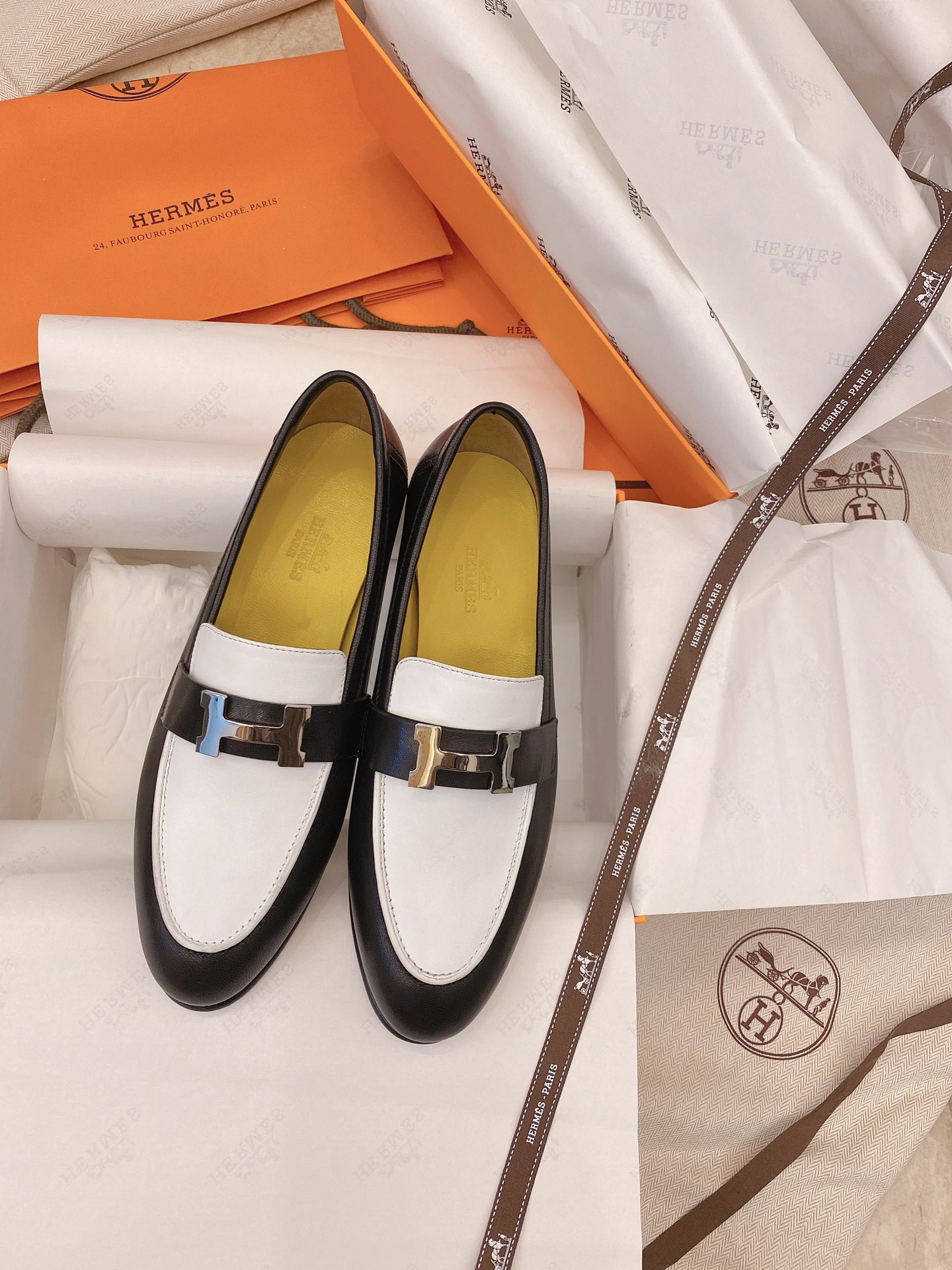 NO:253838,New H brand. The official website synchronized H button color-blocked goat leather Paris loafers top-level original single version, ZP comparison and making, the highest version on the market ZP quality, goat leather upper, inner lining and insole dyed sheepskin. The sole is full of genuine leather and rubber sole. The shoe shape is also consistent with ZP high-end. The whole pair of shoes is soft and very comfortable. It is first-class with jeans, trousers and leggings. It is definitely the first choice for noble ladies and socialites. Casual and versatile, and it is also OK for a slightly formal occasion. Wear a decent luxury casual style immediately. H brand shoes are suitable for age groups, very practical and high-end brands, and they are super elegant~ Size 35-39 (40 sizes can be customized without return and exchange) with H full high-end packaging, loafers, jeans, sheepskin19860909上新H牌.官网同步H扣拼色山羊皮 Paris乐福鞋 顶级原单版,ZP对比做货,市面最高版本 ZP品质,鞋面山羊皮.内里、鞋垫定染绵羊皮.鞋底全真皮拼橡胶鞋底.鞋型也跟ZP一致高端 整双鞋子上脚柔软,非常舒适,搭配牛仔裤、小脚裤、打底裤都一流,绝对是贵妇名媛首选.休闲百搭,稍微正式的场合也ok.上脚立马穿出妥妥的贵妇休闲风.H牌的鞋子适合的年龄段跨度非常大,非常实用高端大牌,上脚超有气质的~ 码数35-39码（40码可定制不退换） 配H全套高端包装,乐福鞋,loafers,jeans,sheepskin,Women's Shoes