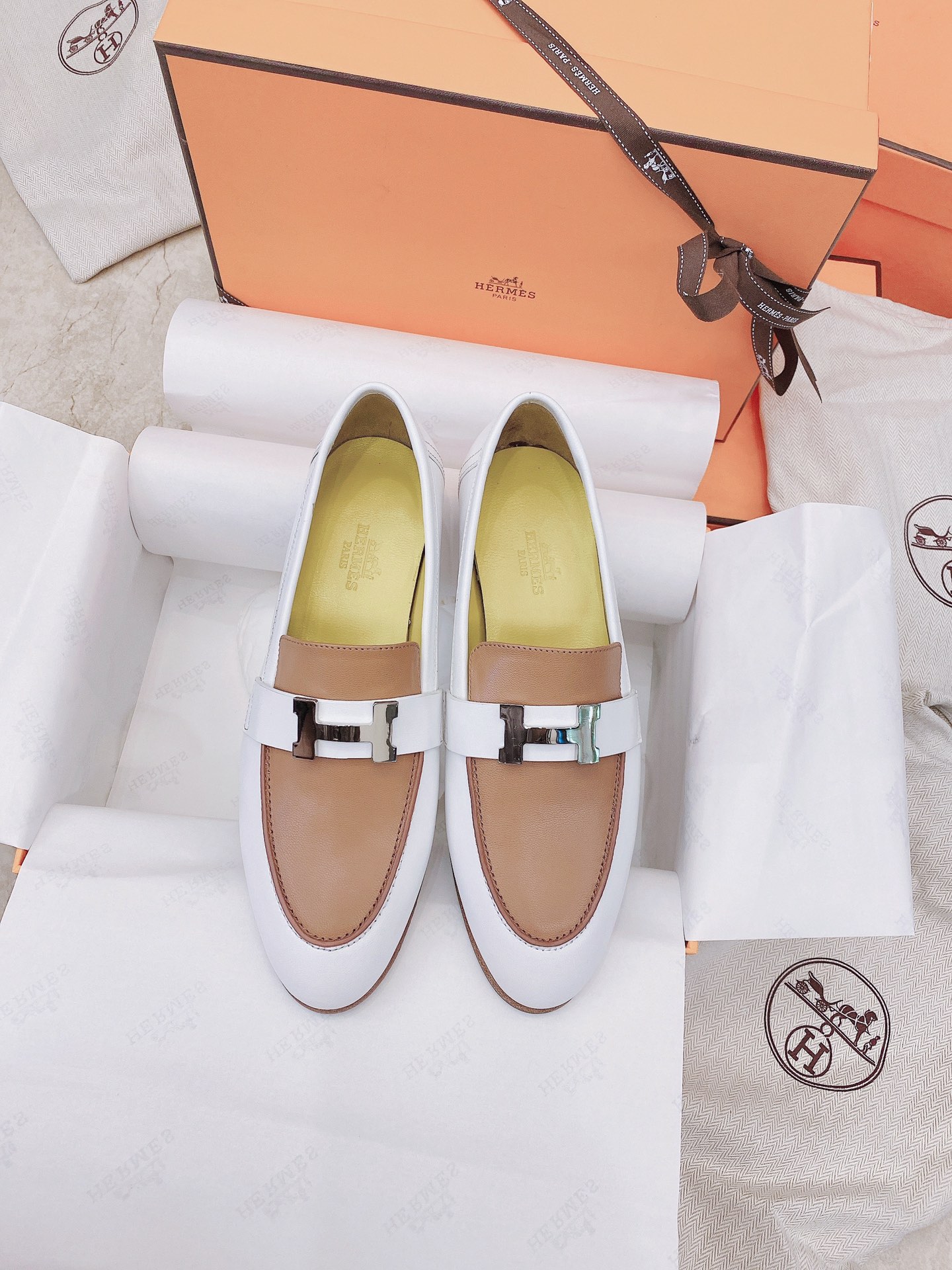 NO:253828,New H brand. The official website synchronized H button color-blocked goat leather Paris loafers top-level original single version, ZP comparison and making, the highest version on the market ZP quality, goat leather upper, inner lining and insole dyed sheepskin. The sole is full of genuine leather and rubber sole. The shoe shape is also consistent with ZP high-end. The whole pair of shoes is soft and very comfortable. It is first-class with jeans, trousers and leggings. It is definitely the first choice for noble ladies and socialites. Casual and versatile, and it is also OK for a slightly formal occasion. Wear a decent luxury casual style immediately. H brand shoes are suitable for age groups, very practical and high-end brands, and they are super elegant~ Size 35-39 (40 sizes can be customized without return and exchange) with H full high-end packaging, loafers, jeans, sheepskin19860909上新H牌.官网同步H扣拼色山羊皮 Paris乐福鞋 顶级原单版,ZP对比做货,市面最高版本 ZP品质,鞋面山羊皮.内里、鞋垫定染绵羊皮.鞋底全真皮拼橡胶鞋底.鞋型也跟ZP一致高端 整双鞋子上脚柔软,非常舒适,搭配牛仔裤、小脚裤、打底裤都一流,绝对是贵妇名媛首选.休闲百搭,稍微正式的场合也ok.上脚立马穿出妥妥的贵妇休闲风.H牌的鞋子适合的年龄段跨度非常大,非常实用高端大牌,上脚超有气质的~ 码数35-39码（40码可定制不退换） 配H全套高端包装,乐福鞋,loafers,jeans,sheepskin,Women's Shoes