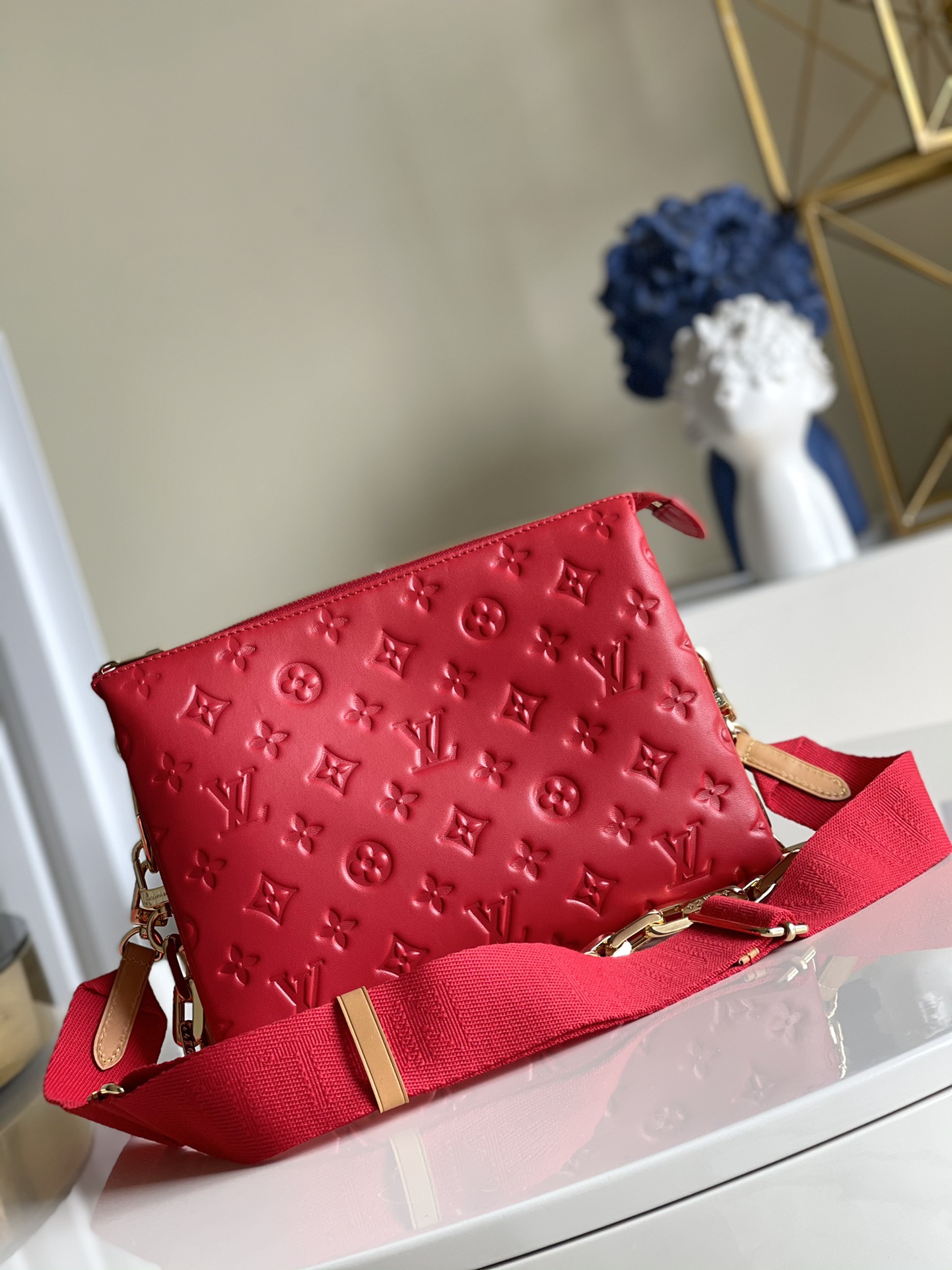 NO:397947,[National Shopping Carnival does not come with packaging [Exclusive real photo M57792] Coussin small handbag shines in spring and summer fashion show. Monogram embossed fluffy sheepskin creates a pillow-back configuration, injecting avant-garde style into a simple design. You can use shoulder straps crossbody or incarnate chain bags, or you can carry them under your armpits. Detailed features 26 x 20 x 12 cm f.950, LV [original leather], louis vuitton, sheepskin19860909【十一购物狂欢节不配包装【独家实拍M57792】 Coussin 小号手袋于 春夏时装秀大放异彩.Monogram 压纹蓬松绵羊皮打造靠枕构型,为简约设计注入前卫风范.可利用肩带斜挎或化身链条法棍包,亦可于腋下携带. 详细特征26 x 20 x 12 厘米 f.950,LV【原厂皮】,louis vuitton,sheepskin,Bag