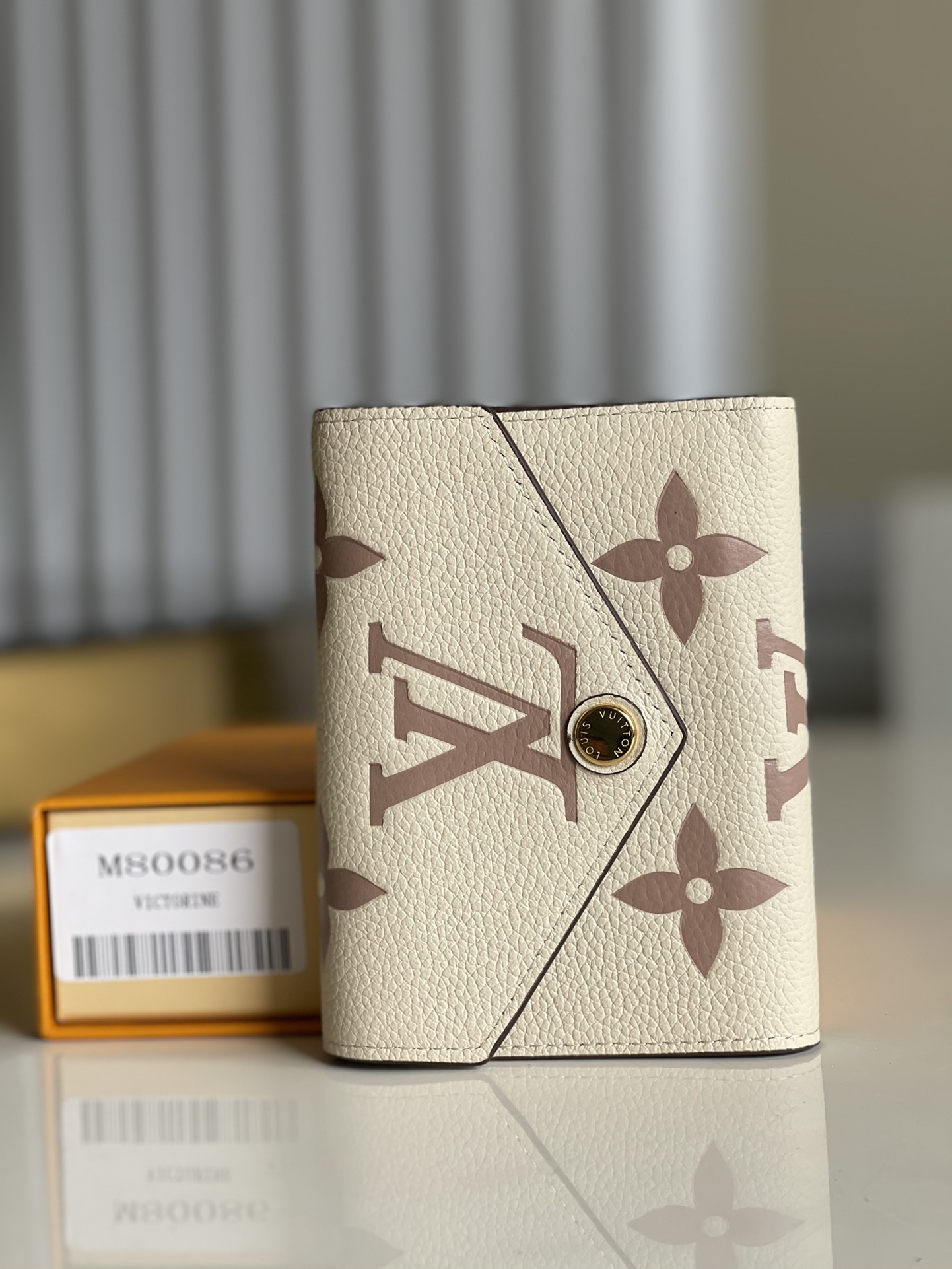 NO:396712,【Exclusive real shot M80086】VICTORINE wallet This model Victorine wallet presents the classic Monogram embossed with Monogram Empreinte soft grain leather, which makes it more exquisite in the two-color effect. Full-skin pressed large flower gray apricot powder purple bean three-fold short wallet oo [handshake] [handshake] Small configuration can also easily accommodate banknotes, coins and cards. Detailed features 12 x 9.5 x 1.5cm z.,LV [original leather],louis vuitton,wallets19860909【独家实拍M80086】VICTORINE 钱夹本款 Victorine 钱夹以 Monogram Empreinte 软粒面皮革呈现经典 Monogram 压纹,在双色效果中更显精致.全皮压大花灰杏粉紫色豆豆三折短夹钱包oo[握手][握手]小巧构型亦可轻松容纳钞票、硬币和卡片.详细特征12 x 9.5 x 1.5cm z.,LV【原厂皮】,louis vuitton,wallets,Bag