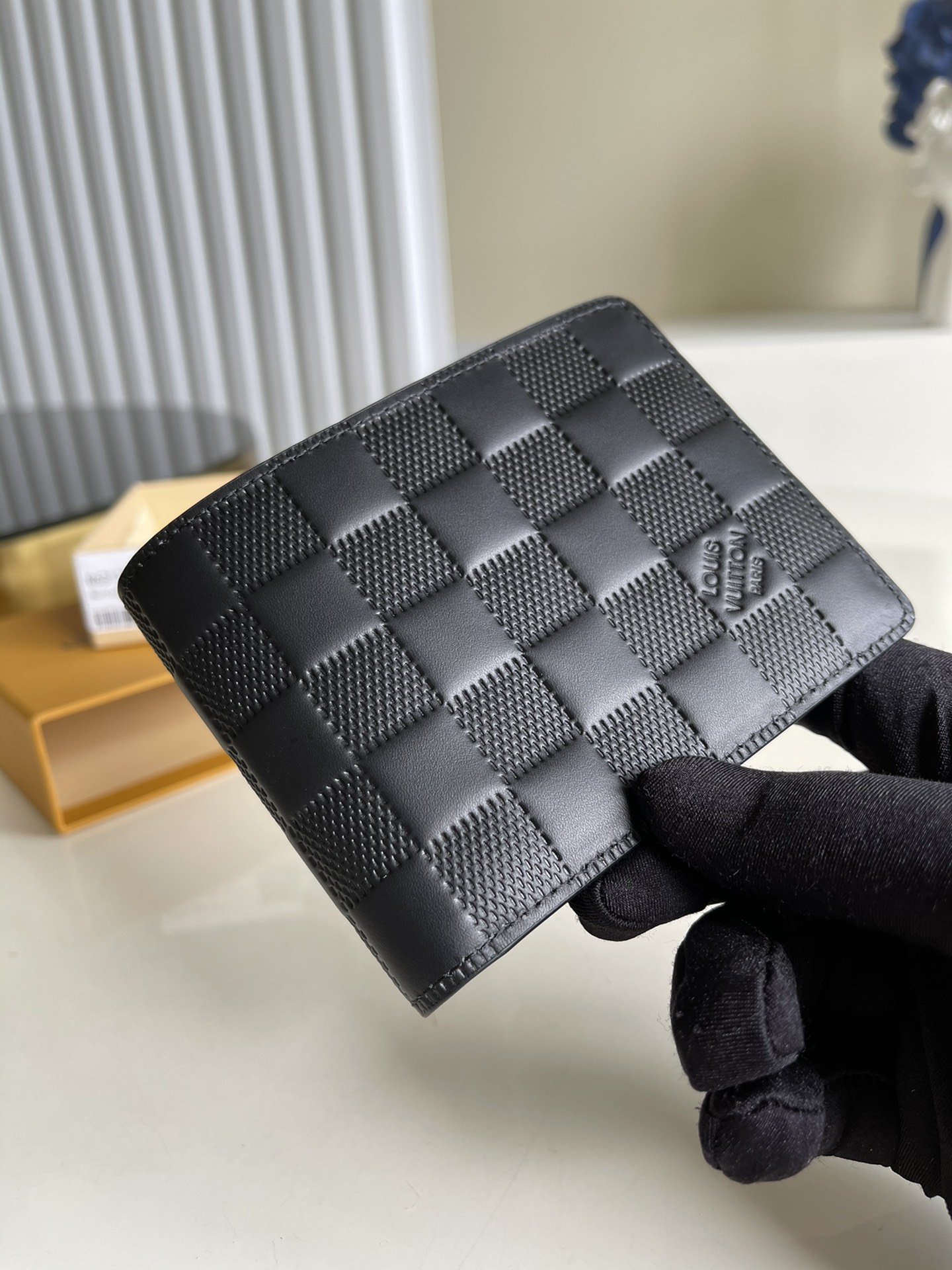 NO:396715,[Exclusive real photo N63124] Grating this wallet is made of exquisite leather, and its slender appearance creates a classic charm. This wallet can be easily placed in the pocket, and the soft cowhide lining highlights the elegant atmosphere. Size 11.5X9cm b., LV [original leather], louis vuitton, cowhide19860909【独家实拍N63124】压格这款钱夹以精致的皮革制成,修长的外形造就经典魅力. 此款钱夹可轻松放入口袋之中,柔软的牛皮衬里彰显优雅气息.尺寸11.5X9cm b.,LV【原厂皮】,louis vuitton,cowhide,Bag