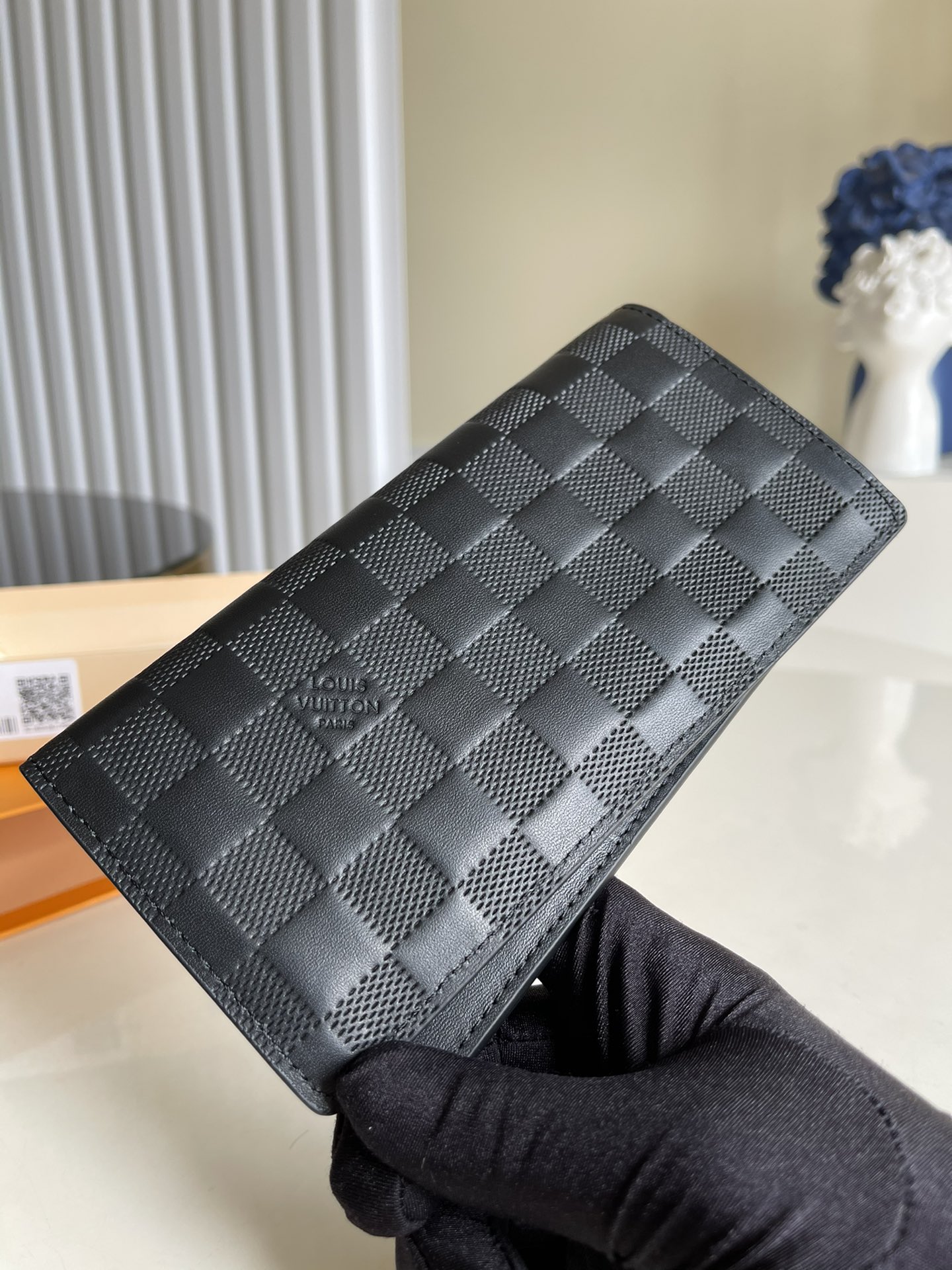 NO:396689,【Exclusive Real Shot N63010】Graphic BRAZZA Wallet This Brazza wallet uses very soft Damier Infini leather to interpret the classic pattern in a low-key way. The exquisite appearance design is suitable for the chest pockets of most jackets. Detailed features 10x 19 cm b.300, LV [original leather], louis vuitton, jackets & coats19860909【独家实拍N63010】压格 BRAZZA 钱夹这款 Brazza 钱夹以非常柔软的 Damier Infini 皮革,以低调的方式诠释了经典的图案.精巧的外形设计适合大多数夹克的胸部口袋.详细特征10x 19 cm b.300,LV【原厂皮】,louis vuitton,jackets & coats,Bag