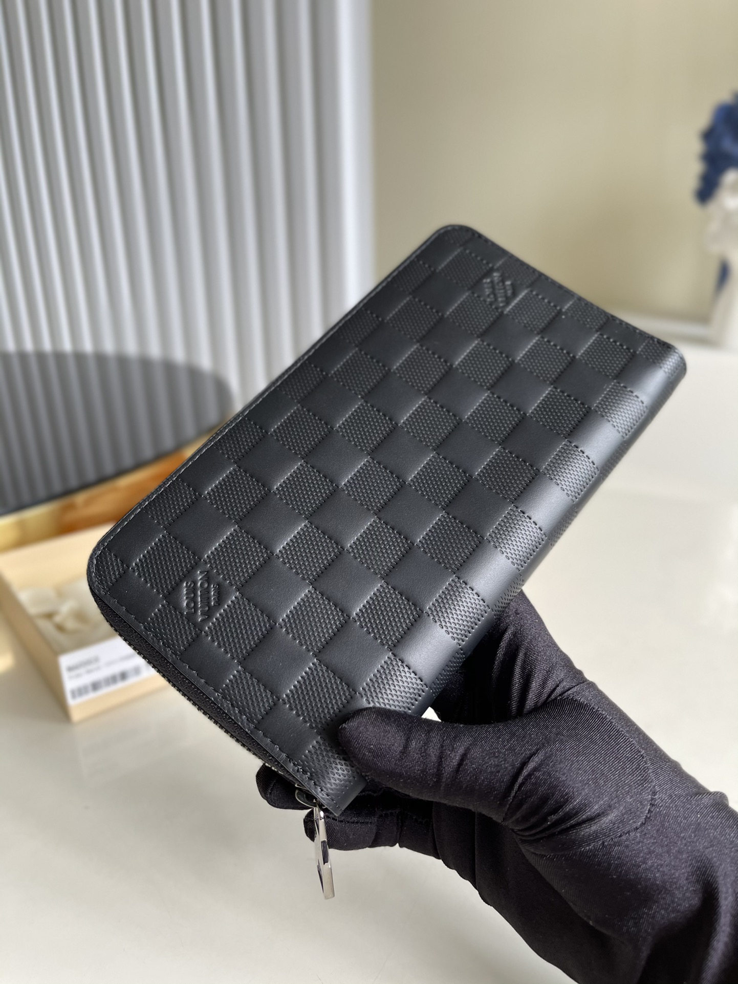 NO:396698,[Exclusive real shot N60003 pressed] This wallet interprets the classic Louis Vuitton pattern in a low-key way. It carries banknotes, credit cards and coins. There are many inner bags and compartments, which are practical. The brand's iconic embossment is printed on the very soft leather, which adds its tough charm and elegant temperament. Size 21X11.5cm b.370, LV [original leather], louis vuitton, louis vuitton19860909【独家实拍N60003压格】这款钱夹,以低调的方式诠释了经典的路易威登图案.携带纸币、信用卡与硬币.内袋和隔层众多,实用.非常柔软的皮革上印有品牌标志性的压花,更增添其硬朗魅力和优雅气质.尺寸21X11.5cm b.370,LV【原厂皮】,louis vuitton,louis vuitton,Bag