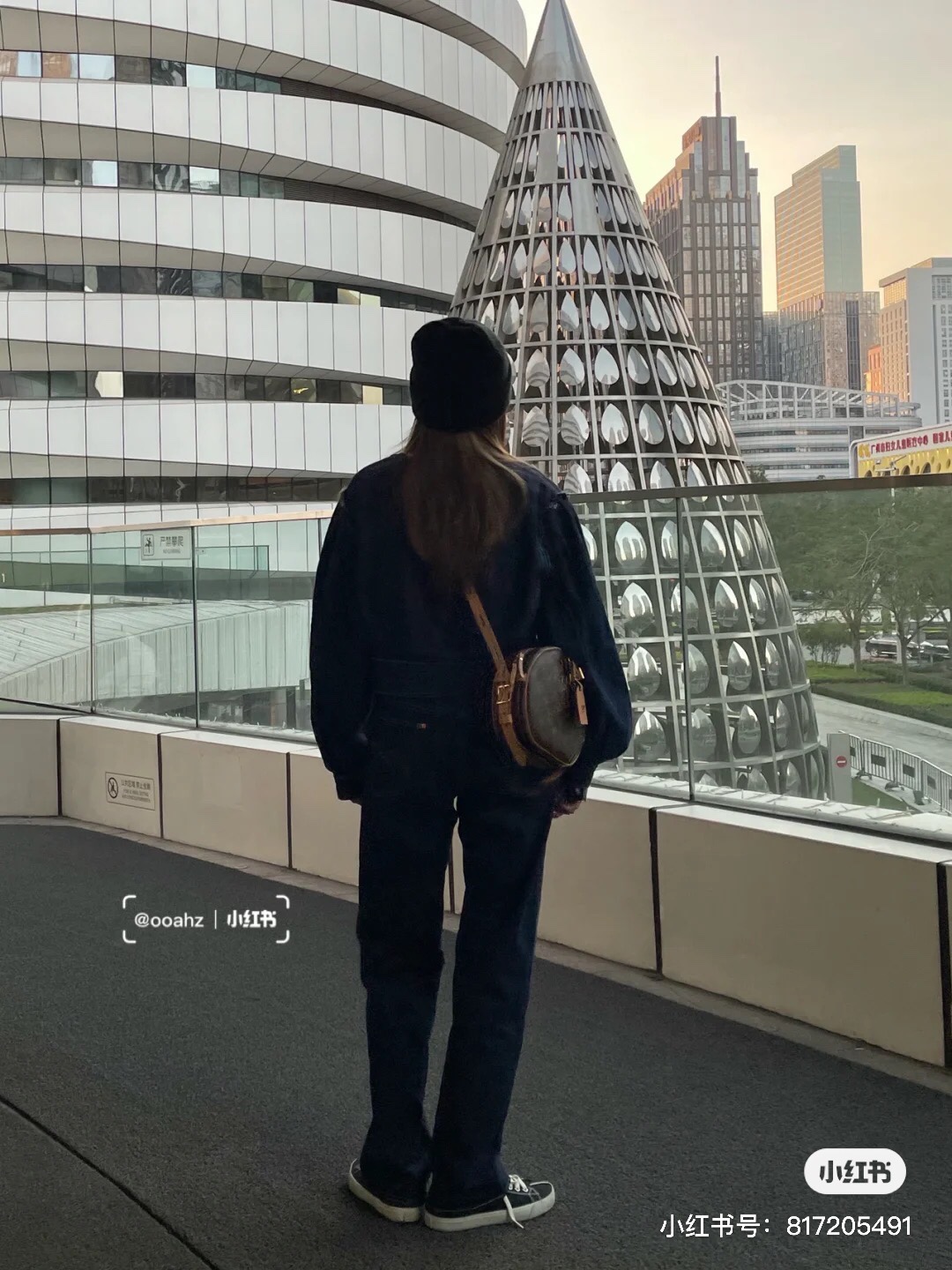 圆饼的风一直吹得特别强 但；它真的超级好看
不拔草 绝对对不起自己🐛
