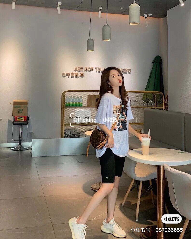 Louis Vuitton Premium Handbag – Exude Sophistication & Irresistible Charm
