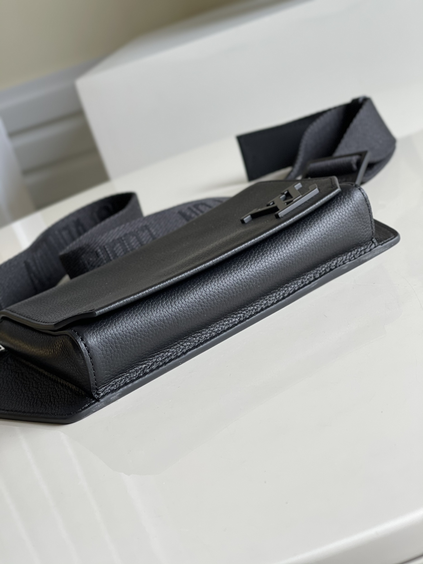 Louis Vuitton LV Aerogram 单肩包 M57081