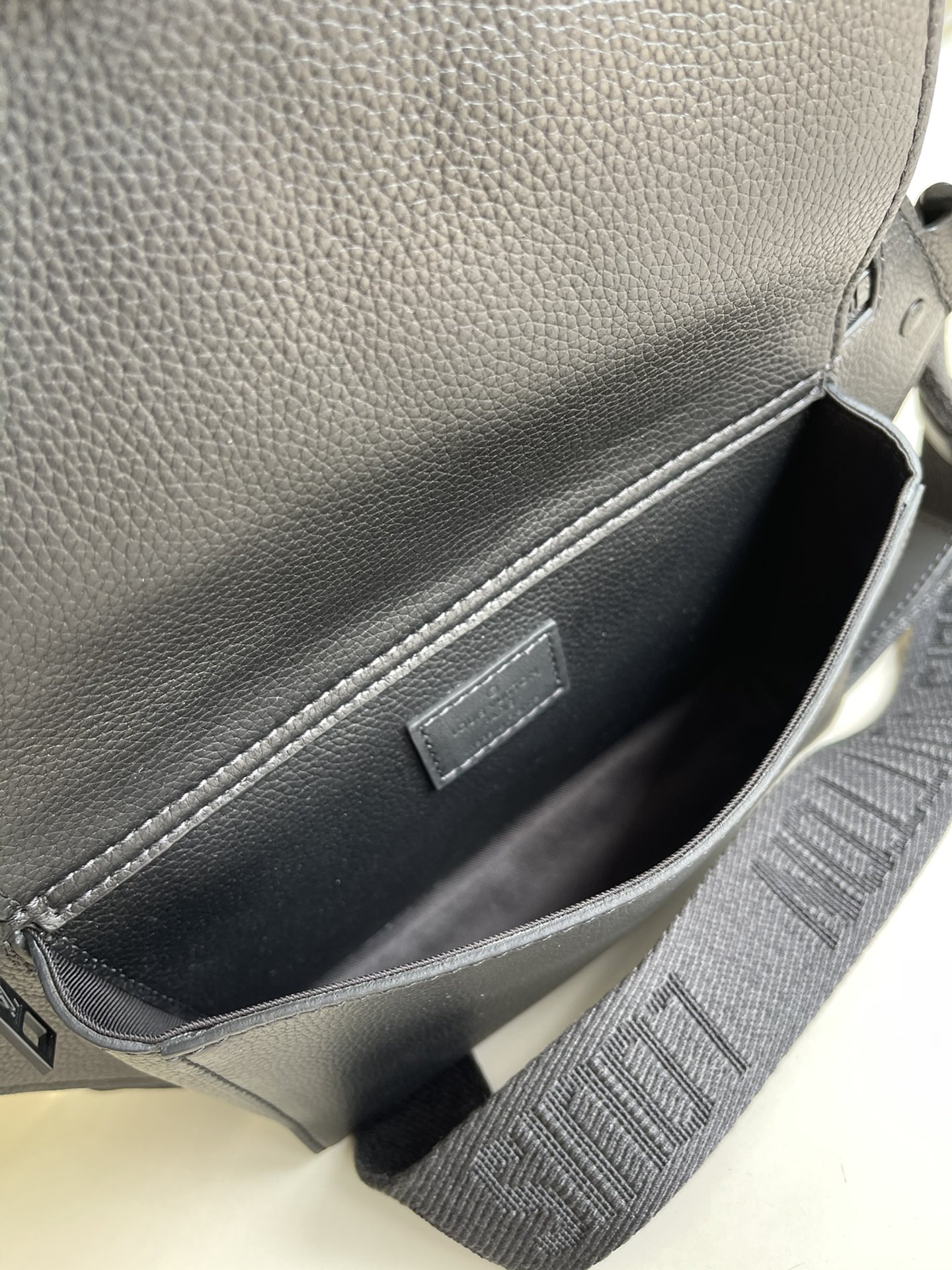 Louis Vuitton LV Aerogram 单肩包 M57081