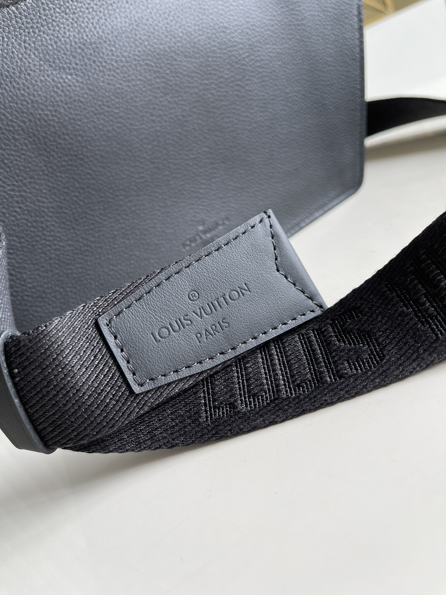 Louis Vuitton LV Aerogram 单肩包 M57081