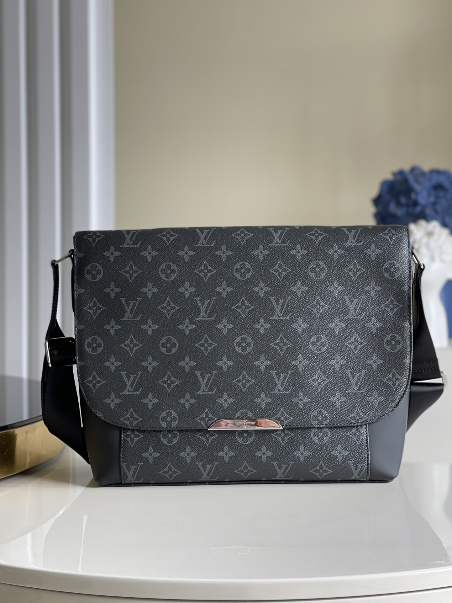 NO:396704,【Exclusive real photo M40539】 Messenger MM Explorer medium postman bag with beautiful leather details and brand new Monogram Eclipse canvas Soft shoulder straps and lightweight canvas create an extremely comfortable carrying experience Magnet buckle design safe and secure 38*31*12cm m.650,LV [original leather],louis vuitton19860909【独家实拍M40539】 Messenger MM Explorer中号邮差包以美丽的皮革细节搭配全新Monogram Eclipse帆布 柔软的肩带与轻质的帆布创造极为舒适的背携体验 磁铁搭扣设计安全牢固 38*31*12cm m.650,LV【原厂皮】,louis vuitton,Bag