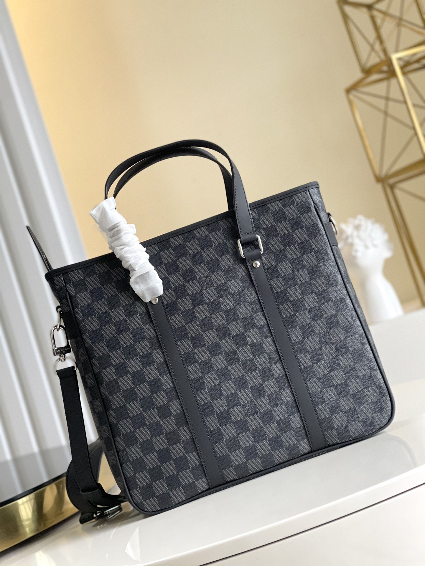 NO:396710,【Exclusive real photo N41467】Tadao small handbag The tough graphite Damier checked canvas is the perfect material for making this Tadao small handbag This handbag is exquisitely made, with diverse styles, suitable for business and leisure. Size 35*33*9cm m.700, LV [original leather], louis vuitton19860909【独家实拍 N41467】Tadao小号手袋 充满硬朗气息的石墨色Damier格纹帆布是制作此款Tadao小号手袋的完美材料 此款手袋做工精致 风格多样 商务休闲皆宜使用 尺寸35*33*9cm m.700,LV【原厂皮】,louis vuitton,Bag