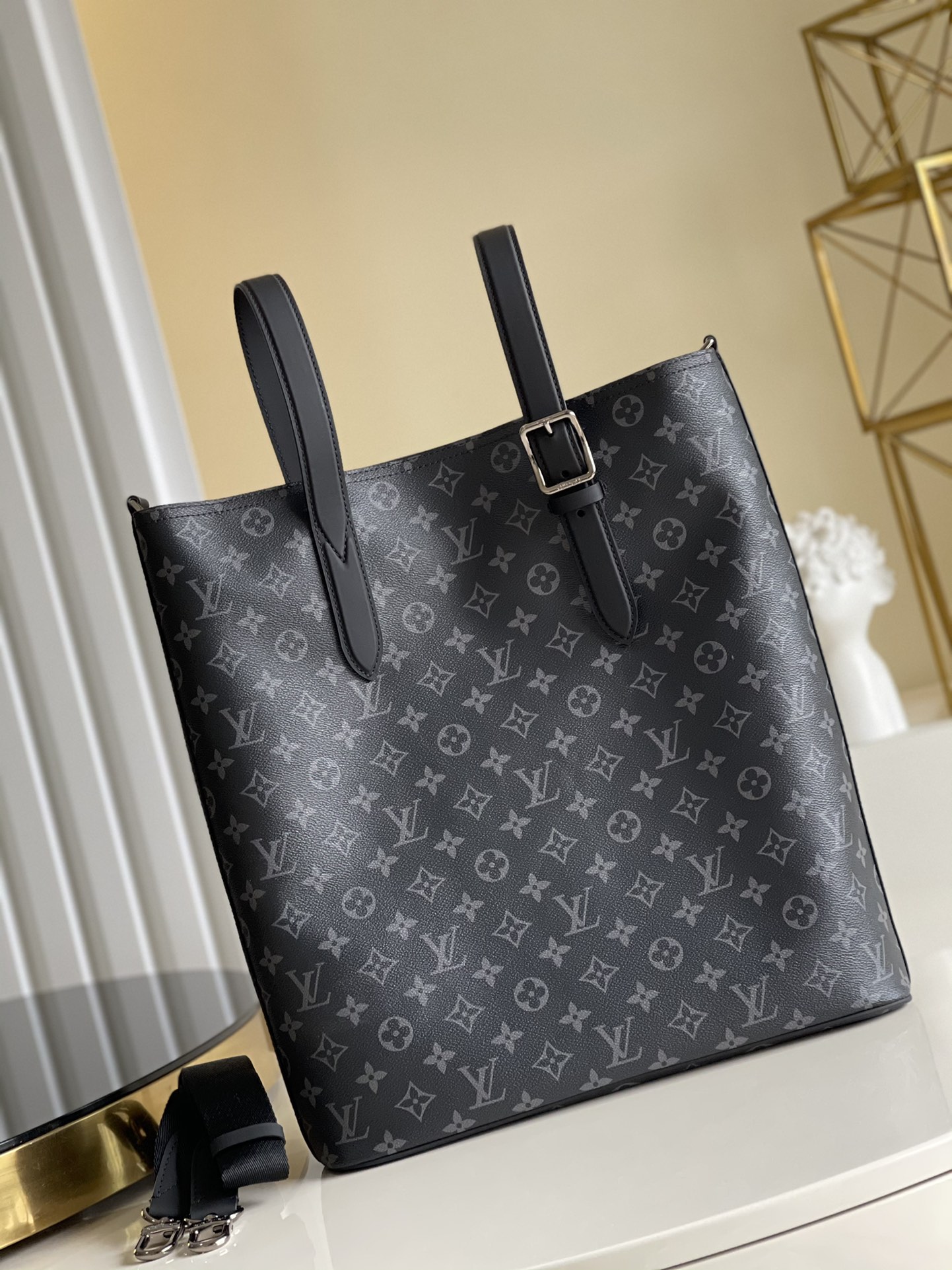 NO:396717,【Exclusive real photo N43421】Tote Explorer men's briefcase The modern style of this handbag is designed for business people with high style tastes. It is casual and stable. Soft leather details and magnetic buckles are decorated with tough Eclipse Monogram canvas give this Tote Explorer handbag a unique and fashionable look. Spot size 39*35*8cm m.700, LV [original leather], louis vuitton19860909【独家实拍 N43421】Tote Explorer男士公文包 此款手提包的现代样式专为高风格品味的商务人士而设计 休闲又不失稳重 柔软的皮革细节装饰与磁扣开合 加之风格硬朗的Eclipse Monogram帆布 赋予此款Tote Explorer手袋独特的时尚外观 现货 尺寸39*35*8cm m.700,LV【原厂皮】,louis vuitton,Bag