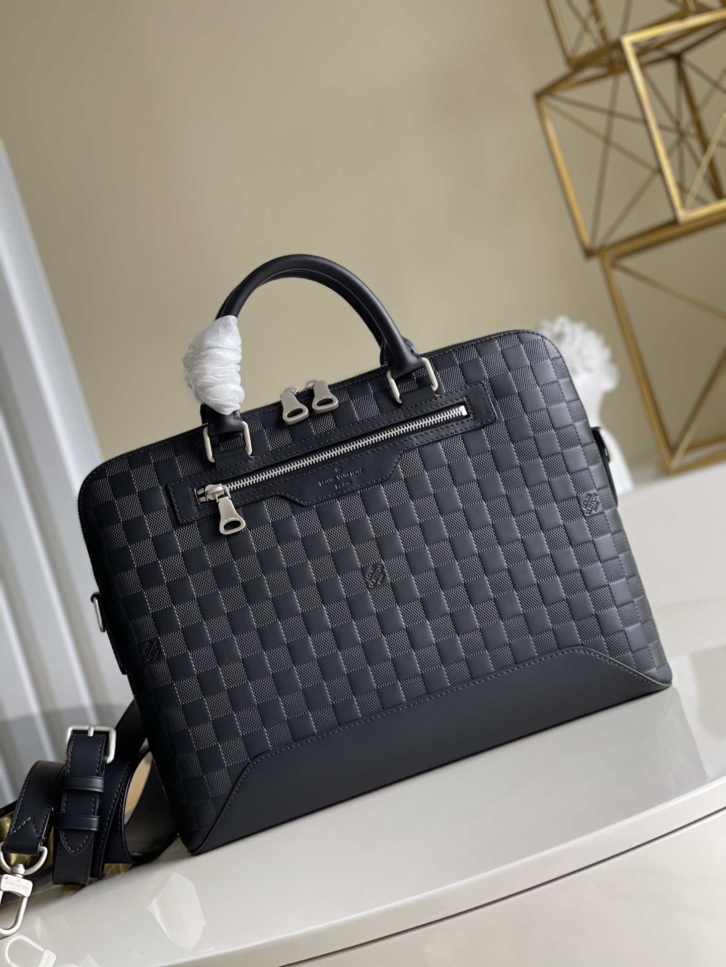 NO:396721,【Exclusive real photo N41020】Blue AVENUE SOFT Avenue Soft briefcase made of soft Damier Infini plaid leather has a variety of ways to carry it, which is very practical. Size40*30*8cm m.1050, LV [original leather], louis vuitton19860909【独家实拍N41020】蓝色 AVENUE SOFT 此款由柔软Damier Infini格纹皮革裁制而成的Avenue Soft公文包拥有多种背携方式,十分实用.size40*30*8cm m.1050,LV【原厂皮】,louis vuitton,Bag