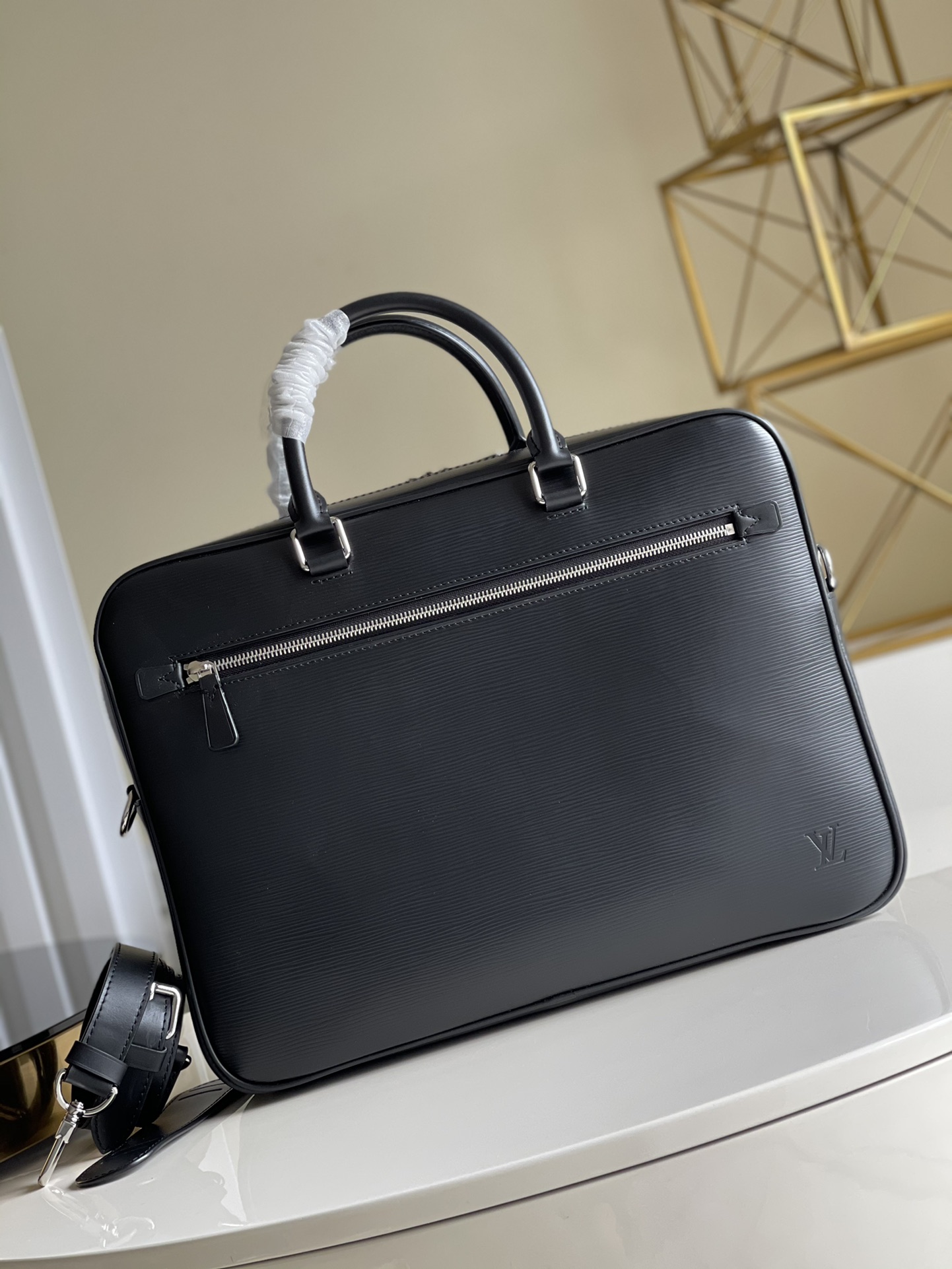 NO:396723,[Exclusive real photo N54045] This model is both fashionable and practical. The exterior design of Epi leather and palladium-plated accessories is stylish and elegant. The spacious interior space can orderly accommodate A4 files, iPads or laptops and other accessories. Water corrugated briefcase oo In addition, the bag is equipped with adjustable and removable leather shoulder straps and a zippered outer bag, allowing users to quickly pick up and store some basic supplies, such as travel notes, documents, keys, etc.!  40 x 28 x 8 cm m.1050,LV【Original Skin】,louis vuitton19860909【独家实拍N54045】此款兼具时尚性与实用性.用Epi皮革和镀钯配件的外部设计时尚而雅致,宽敞的包内空间则可有序地容纳 A4 文件、iPad 或笔记本电脑及其它附属品.水波纹公文包oo此外,该包还配备了可调节可拆卸皮革肩带,一个拉链外袋,,让使用者可以快速取放一些基本用品,如旅行票据、文件、钥匙等……！40 x 28 x 8 cm m.1050,LV【原厂皮】,louis vuitton,Bag