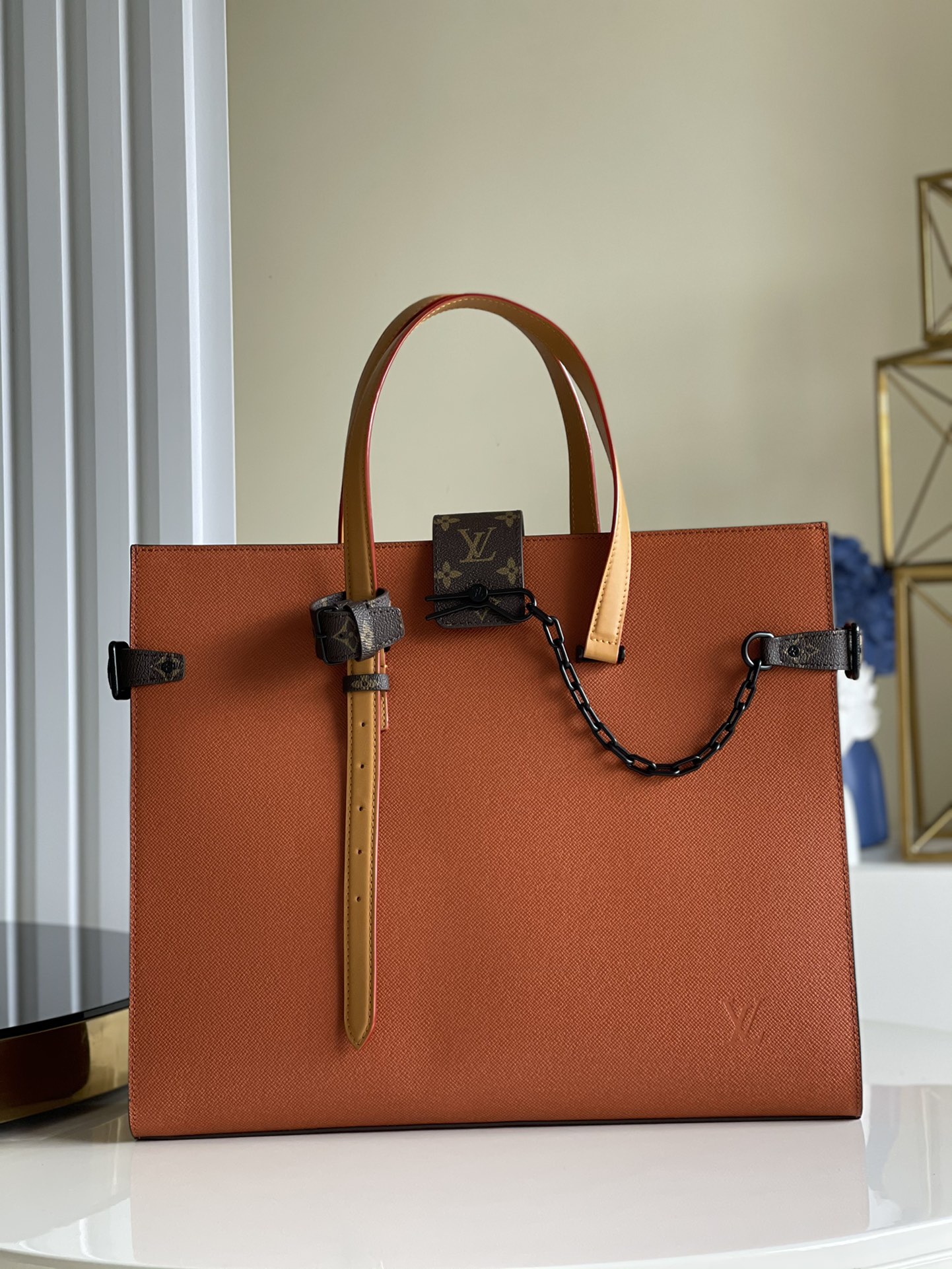 NO:401323,[Exclusive real photo M30725 earthyellow] The most worth buying men's shopping bags are much more expensive than those fancy bags. The style of the cross-patterned cowhide on the outside is hard and dry, super textured and wear-resistant. When paired with formal wear, you can hold the inner capacity and the capacity is super large iPad small notebook files to meet the cross-patterned chain men's large shopping bags. It is super aura and can kill a lot of small bags in seconds, but it will never show maturity. Size 41-34-19cm M.900, LV [original leather], louis vuitton, cowhide19860909【独家实拍M30725土黄】最得值购入的男士购物袋,比起些那花哨的包包好看贵高太多了,款式表外十字纹牛皮硬干挺练超有质感而耐磨,搭配正装休闲可都以hold住内里容量超大装ipad小笔记本文件可都以满足十字纹链条男士大号购物袋,超有气可场以秒杀一众小包,但绝不会老显显成熟.尺寸41-34-19cm M.900,LV【原厂皮】,louis vuitton,cowhide,Bag