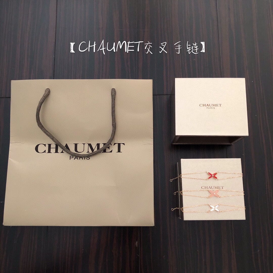 NO:635208,88220, Z 10800, you can customize real gold and real diamonds [Sterling Silver Seiko Version] [Split Bracelet] This is an absolute recommendation. It has a fresh temperament, an intellectual and smart shape, and the elegant and unique temperament makes it more attractive.  First of all, the color of Z's rose gold plating is a very positive color, not the reddish color on the market. Secondly, the main accessories are made of natural white shells and rose quartz. The accessories are one piece and then polished into a cross shape. When viewed from the side, the entire accessory is curved, which is very elegant [strong][strong]  Let me talk about the red one in particular. It is made of enamel, which is different from shells and rose quartz. I personally like the enamel method very much, so the bracelet is made of red enamel, which is particularly white. Bracelet, pure silver, Cartier high-end jewelry1986090988220, Z 10800,可以订制真金真钻【纯银精工版】【叉叉手链】这款绝对的推荐,气质清新,造型知性而灵动,优雅别致的气质配搭起来更具魅力 首先,Z的玫瑰金电镀颜色,是非常正的颜色,而非市面那种发红的颜色,再来,主配件用的是天然白贝壳,粉晶,配件是一整块再打磨成交叉的形状,侧面看整个配件都是有弧度的,非常的考究[强][强] 特别说一下这个红色的,做法是珐琅,跟贝壳和粉晶不一样的做法,个人非常喜欢珐琅的做法的,所以手链入了红色的珐琅,特别显白,,bracelet,pure silver,卡迪亚高端饰品,Jewelry