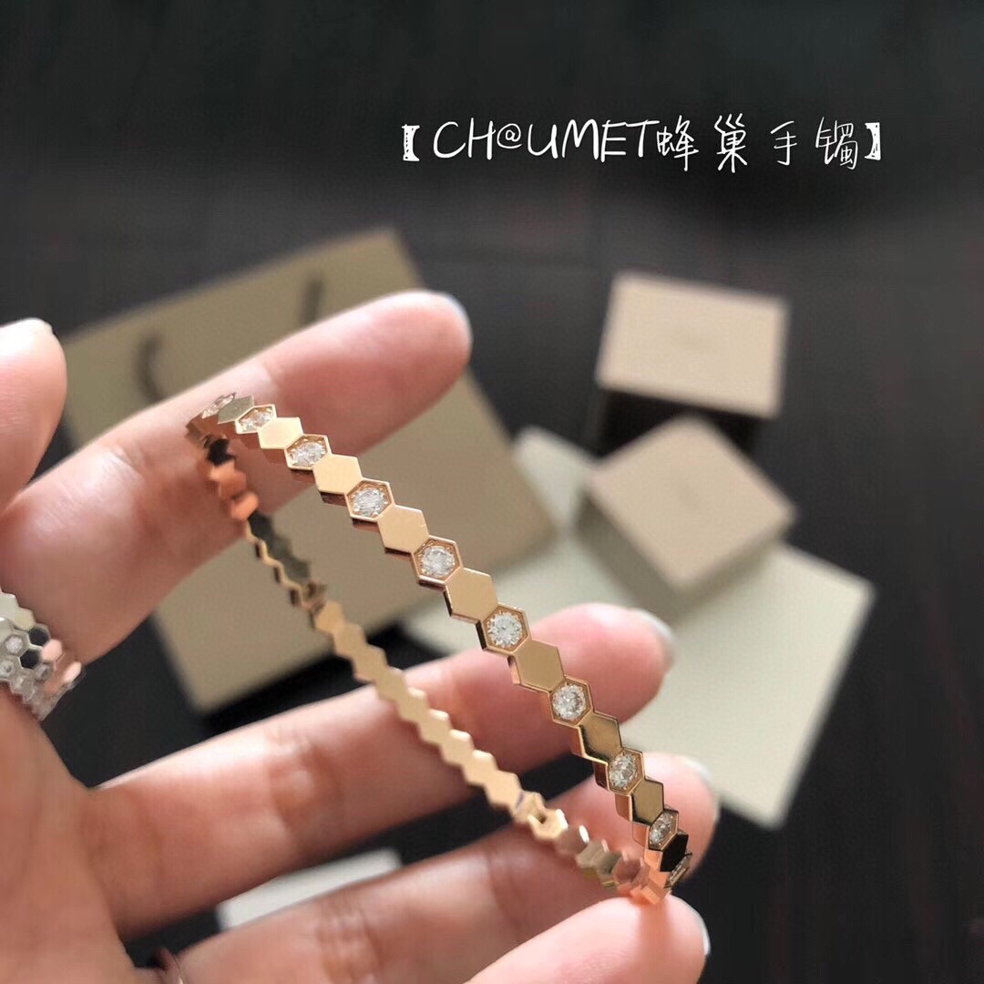 NO:633245,Z 70,000+, you can customize the real gold and real diamond version. The half-diamond version uses diamonds close to one carat. We only make Z-developed genuine gold products to distinguish the wrong version of gold products on the market!  Only silver without diamonds in stock!  The rest are sold out and will not be replenished!  [Seiko Extermination Edition] With diamonds 88400, without diamonds 88320 [Honeycomb Bracelet] There are thousands of versions on the market. Dear friends, this Z is seriously over 70,000 yuan. We used hundreds of oceans to concentrate this essence to make it. It is really not easy, and the hard work pays off. In the end, it was made perfectly for me!  Yes, first of all, it is the most basic thing to go through the CNC machine. The upper and lower sides of the bracelet are finely carved with diamond knives, so the result is that although there are protruding openings that prevent multiple bracelets from being completely closed, it does not affect us at all. We put multiple bracelets together to show you the tightness. This must be put in multiples together. It is recommended to order at least two, because it is very suitable for stacking and matching [witty] [witty]  The size purchased by Z is the same as Z. It can be worn on wrists with a size of 16/17 [wit][wit],,bracelet,Cardia high-end jewelry19860909Z 7万+,可订制真金真钻版,半钻的用接近一克拉的钻石,只做Z开发对版真金货,区分市面不对版的金货！ 仅银色无钻现货！其余售罄不补！【精工灭世版】带钻88400,不带钻88320【蜂巢手镯】市面上万万千千版本,宝们,这个Z说真的,7万多,我们用几百大洋浓缩这个精华做出来,真心真心真心不容易,功夫不负有心人,终究还是给我完美做出来了！ 对,首先全部过机CNC是最基本的,手镯的一体上下两边C,均用钻石刀来精雕细磨的,所以出来的效果,尽管有凸出的制口使得多个手镯无法完全闭合,但是丝毫不影响我们多个手镯放一起给你们看一下密合度 这个一定要多个一起入,建议最少两个起订,因为非常非常适合叠加搭配[机智][机智] Z购入的是的尺寸,也做一致致Z,正常佩戴16/17码数的手腕都可以佩戴[机智][机智],,bracelet,卡迪亚高端饰品,Jewelry