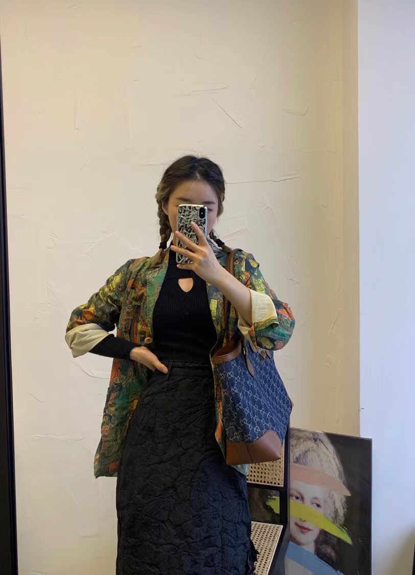 631685GG Gucci Denim Denim Presbyopia Shopping Bag I have always wanted a large bag that is light. Neverfull. Those are too popular and street st