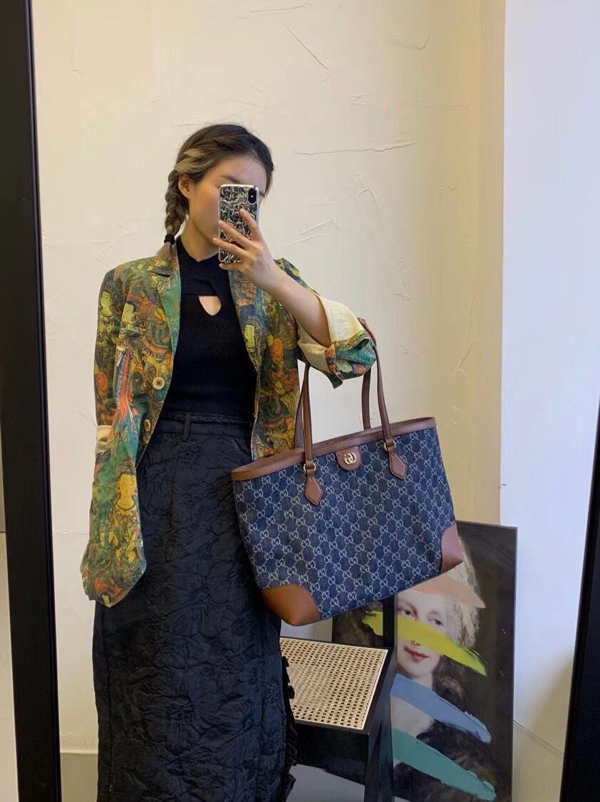 631685GG Gucci Denim Denim Presbyopia Shopping Bag I have always wanted a large bag that is light. Neverfull. Those are too popular and street st