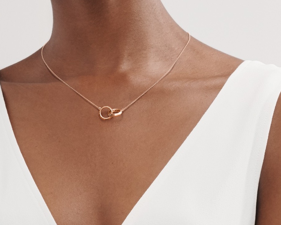 NO:103750,X buckle ring necklace Platinum | Rose Gold Exquisite 18K rose gold necklace with double buckle rings to highlight fashion with a sense of line. This Atlas X work is easy to wear, and the symbol is inspired by the Roman hour marker on the iconic Atlas Hercules clock outside the Tiffany flagship store. It is designed to remind you to control your time in your own hands and cherish what is particularly important. Use this adjustable necklace with Tiffany necklace of other lengths to create a stylish and eye-catching look., Tiffany necklace, tiffany, necklace19860909X 扣环圈形项链 白金 | 玫金 精致的 18K 玫瑰金项链搭配双扣环圈,以线条感彰显时尚. 这款 Atlas X 作品易于佩戴,符号灵感源自蒂芙尼旗舰店外标志性的 Atlas 大力神时钟上的罗马时标,旨在提醒您将时间掌控在自己手中,珍惜尤为重要的事物.用这款可调节长度的项链搭配其他长度的蒂芙尼项链,打造时尚醒目的造型.,蒂芙尼项链,tiffany,necklace,Jewelry