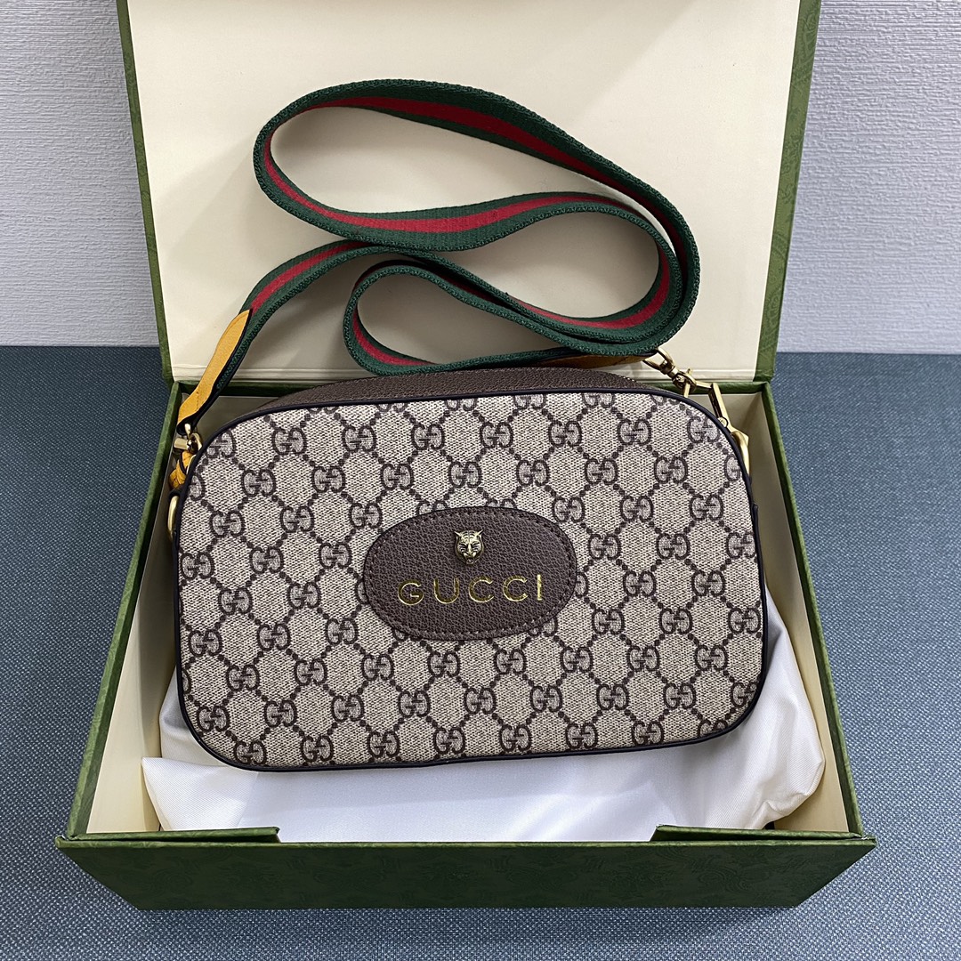 GUCCI虎头相机包🅿️190 顶级原单版本到货.全新包装. 浓烈的复古风格.秋冬系列的主旋律.斜挎小包. 饰以精致小虎头五金.标志性的彩色肩带和古铜鱼嘴扣.配棉麻碎花里衬.看似简单却不失质感. 规格：24*15*7.5cm 全新升级版.