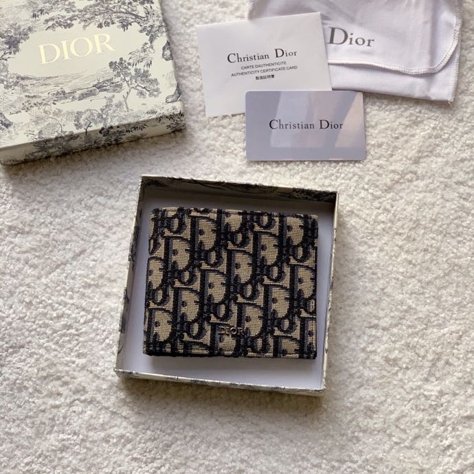 NO:672413,dior men's short wallet, blue jacquard fabric Dior Oblique with dark blue first-layer cowhide, built-in eight card slots and two compartments, very practical model number BBH027 size 11.×9.5cm, Dior wallet, dior, wallets, cowhide19860909dior 男士短款钱夹,蓝色提花布 Dior Oblique 搭配深蓝色头层牛皮,内置八卡位两隔层非常实用款号BBH027尺寸11.×9.5cm,Dior钱包,dior,wallets,cowhide,欧美剧