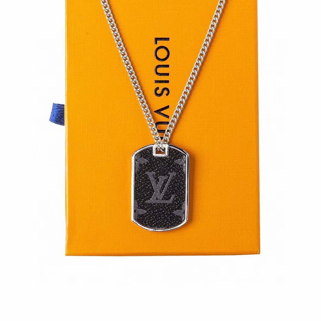 NO:103527,Louis Vuitton Eclipse canvas nameplate for men's necklace The metal trim is wrapped with the iconic Monogram Eclipse canvas, which shows the mature and masculine charm of necklaces. The nameplate hanging with hinge opening and closing design is made of unique tailor-made calfskin. It is domineering and full of texture!  Size 2.8 x 4.4 cm (name plate), Lv necklace, christian louboutin, louis vuitton, louis vuitton, necklace, cowhide19860909Louis Vuitton Eclipse帆布铭牌 男士项链 金属饰件处裹有标志性Monogram Eclipse帆布,展现成熟阳刚魅力的项链精品.铰链开合设计的铭牌挂饰.进口小牛皮独特剪裁,制作而成.霸气十足、质感满满！ 尺寸2.8 x 4.4 厘米（铭牌）,Lv项链,christian louboutin,louis vuitton,louis vuitton,necklace,cowhide,Jewelry
