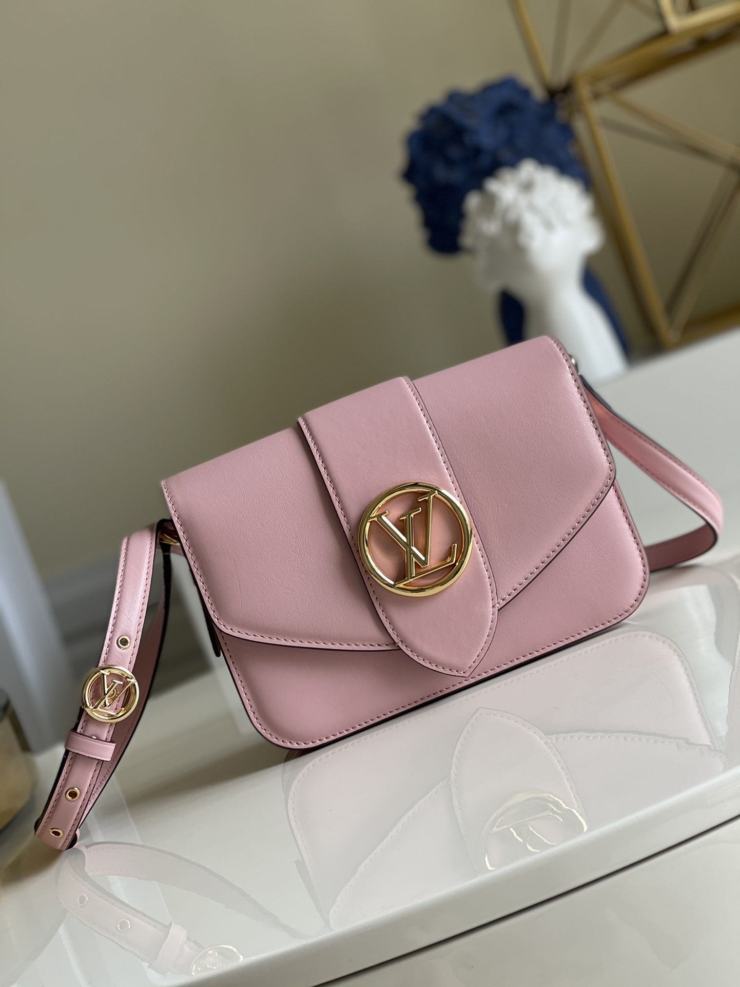 NO:396729,【Exclusive real photo M55949】M55LV Pont 9 handbag is made of smooth leather, with neat and orderly curves. The brand's classic logo - the circular LV logo is reinterpreted by Nicolas Ghesquie, artistic director of women's clothing, decorating the handbag's flip cover and adjustable belt buckle. The colored leather lining and Monogram floral magnetic buckle at the bottom of the flip cover are hidden, low-key and exquisite. 23.0 x 15.0 x 8.0cm j.,LV [original leather],louis vuitton19860909【独家实拍M55949】M55LV Pont 9 手袋由光滑皮革打造而成,曲线线条利落有序.品牌经典标识——圆形 LV 标识经女装艺术总监 Nicolas Ghesquie 重新诠释,装点手袋的翻盖及可调节的皮带搭扣上. 彩色皮革内衬与翻盖底部的 Monogram 花卉磁扣藏匿其间,低调精致. 23.0 x 15.0 x 8.0cm j.,LV【原厂皮】,louis vuitton,Bag