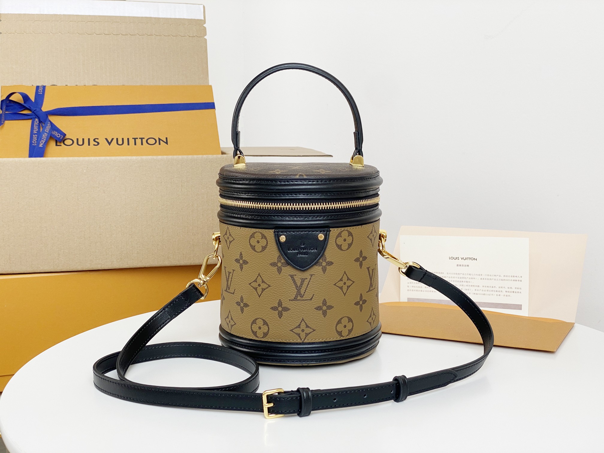 NO:197312,Genuine grade original single hardware PETIT NOE handbag M43986 yellow flower 2019 new style bucket bag catwalk handbag cylindrical bag, incorporates modern elements into the classic Noé design. The combination of soft Monogram canvas and cowhide material interprets the classics to the fullest!  Old-fashioned yellow flower color-blocking cylinder bag oo[handshake][handshake] fashionable and elegant urban handbag. Detailed features Size: 16×14.5×16cm, LV [top original list], louis vuitton, cowhide19860909正品级 原单五金PETIT NOE 手袋 M43986黄花 19年新款 水桶包走秀款手提包 圆筒包,于经典Noé设计中融入现代元素.柔软Monogram帆布与牛皮材质的组合 把经典演绎得淋淋尽致！老花拼黄花拼色圆筒包oo[握手][握手]时尚又优雅的都市手袋.详细特征 Size: 16×14.5×16cm,LV【顶级原单】,louis vuitton,cowhide,Bag