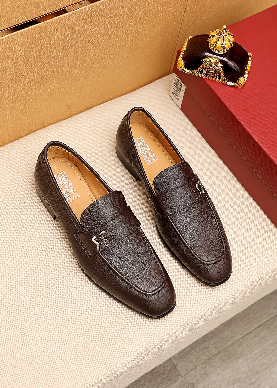 J5 专柜品质顶级代购菲拉格慕爆款2⃣️0⃣️2⃣️2⃣️男士正装皮鞋纯正高品质可1:1比较面料：意大利进口原版定制头层荔枝纹小牛皮🐂内里：全进口水染🐂牛皮里垫专柜同步发售，鞋底：意大利真皮十东莞进口组合大底原厂特供原版底超级舒适，原厂跟单货，高品质，可随意进出专柜，欢迎对比专柜同步，正码38–4445🉑️订制原单包装现货