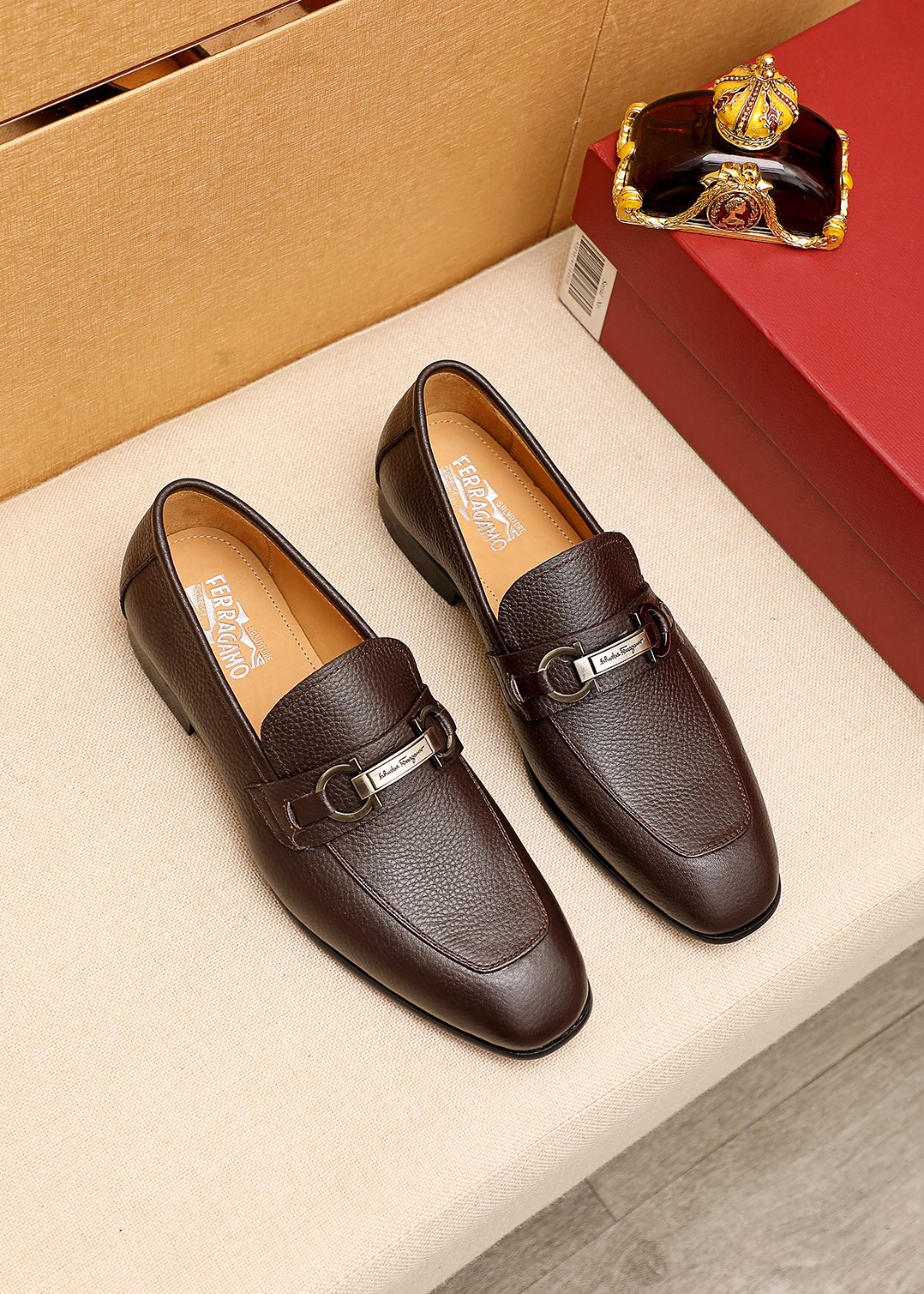 J5 专柜品质顶级代购菲拉格慕爆款2⃣️0⃣️2⃣️2⃣️男士正装皮鞋纯正高品质可1:1比较面料：意大利进口原版定制头层荔枝纹小牛皮🐂内里：全进口水染🐂牛皮里垫专柜同步发售，鞋底：意大利真皮十东莞进口组合大底原厂特供原版底超级舒适，原厂跟单货，高品质，可随意进出专柜，欢迎对比专柜同步，正码38–4445🉑️订制原单包装现货