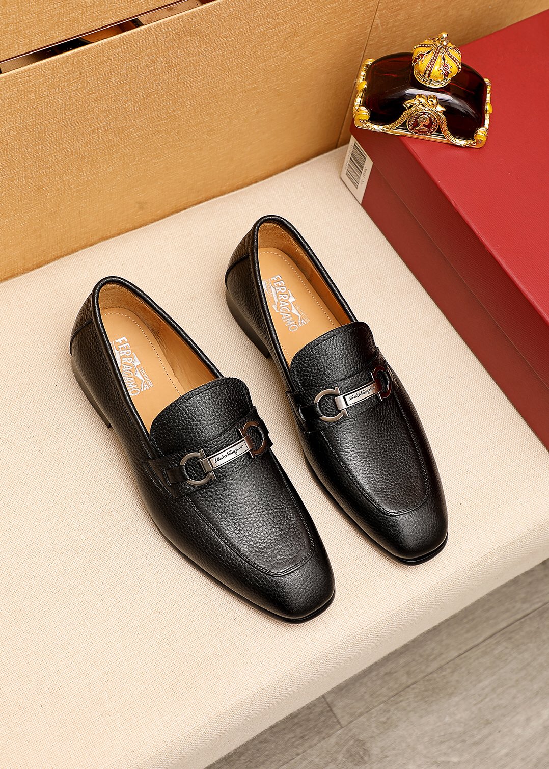 J5 专柜品质顶级代购菲拉格慕爆款2⃣️0⃣️2⃣️2⃣️男士正装皮鞋纯正高品质可1:1比较面料：意大利进口原版定制头层荔枝纹小牛皮🐂内里：全进口水染🐂牛皮里垫专柜同步发售，鞋底：意大利真皮十东莞进口组合大底原厂特供原版底超级舒适，原厂跟单货，高品质，可随意进出专柜，欢迎对比专柜同步，正码38–4445🉑️订制原单包装现货