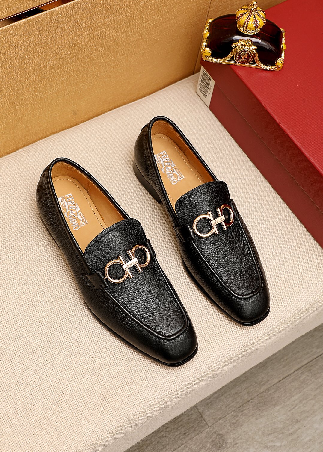 J5 专柜品质顶级代购菲拉格慕爆款2⃣️0⃣️2⃣️2⃣️男士正装皮鞋纯正高品质可1:1比较面料：意大利进口原版定制头层荔枝纹小牛皮🐂内里：全进口水染🐂牛皮里垫专柜同步发售，鞋底：意大利真皮十东莞进口组合大底原厂特供原版底超级舒适，原厂跟单货，高品质，可随意进出专柜，欢迎对比专柜同步，正码38–4445🉑️订制原单包装现货