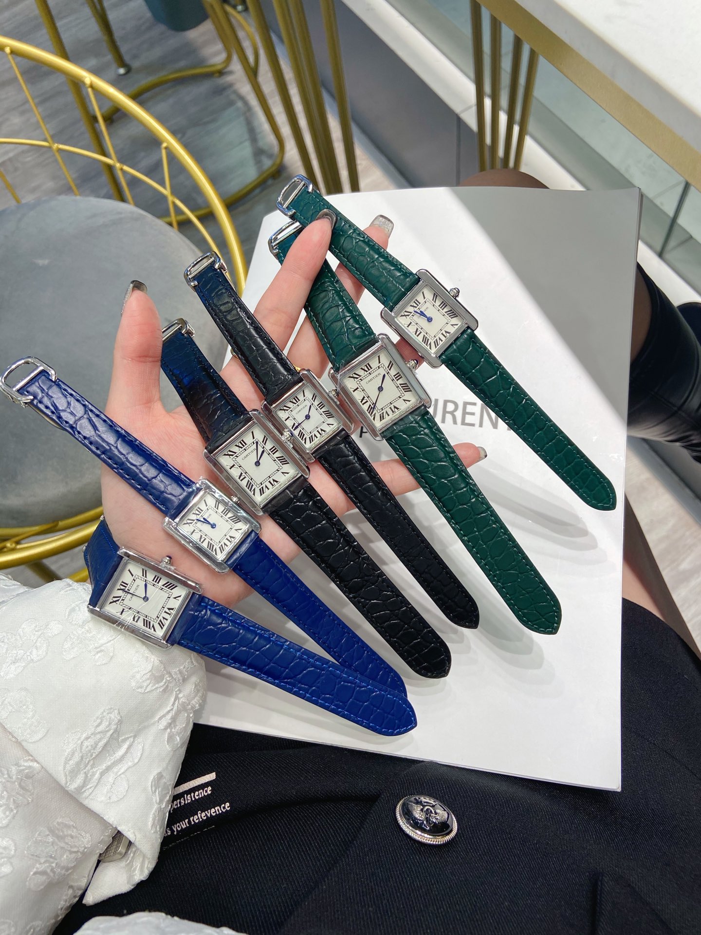 ❤️250包邮/原单代购级别
卡地亚·坦克系列～ 
🌈🌈 原装钢扣·牛皮、鳄鱼纹路、中号34.8*27.4、小号31*25～