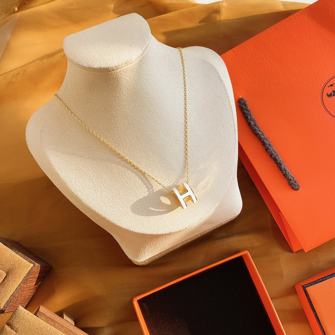 💰80 爱马仕Hermes necklace经典款pop 珐琅项链，爱马仕的标志“H ”理念是像女人一样通过绚丽多姿的珐琅色彩，传达不一样的风格态度！用自己的魅力、高贵、优雅的气质这款爱马仕经典款基本上每年都会很火，也是各大明星网红的必备入手的一款