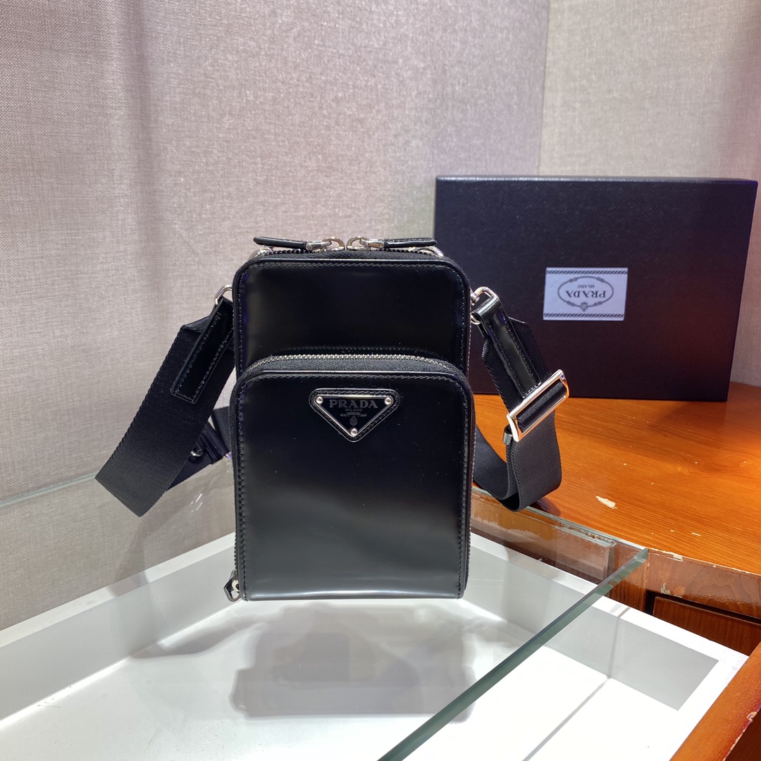 PRADA普拉达亮面皮革男女通用手机包2ZH126