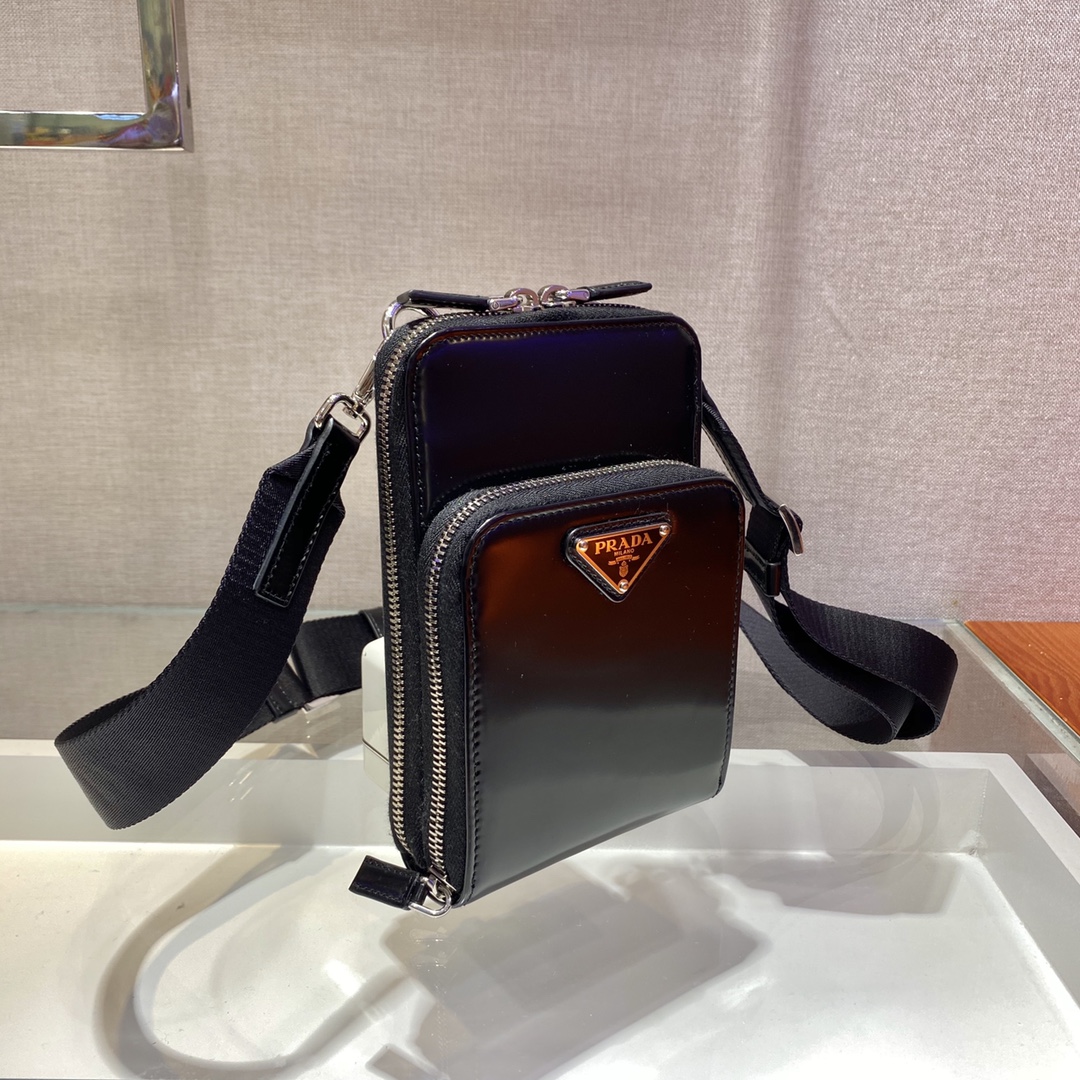 PRADA普拉达亮面皮革男女通用手机包2ZH126