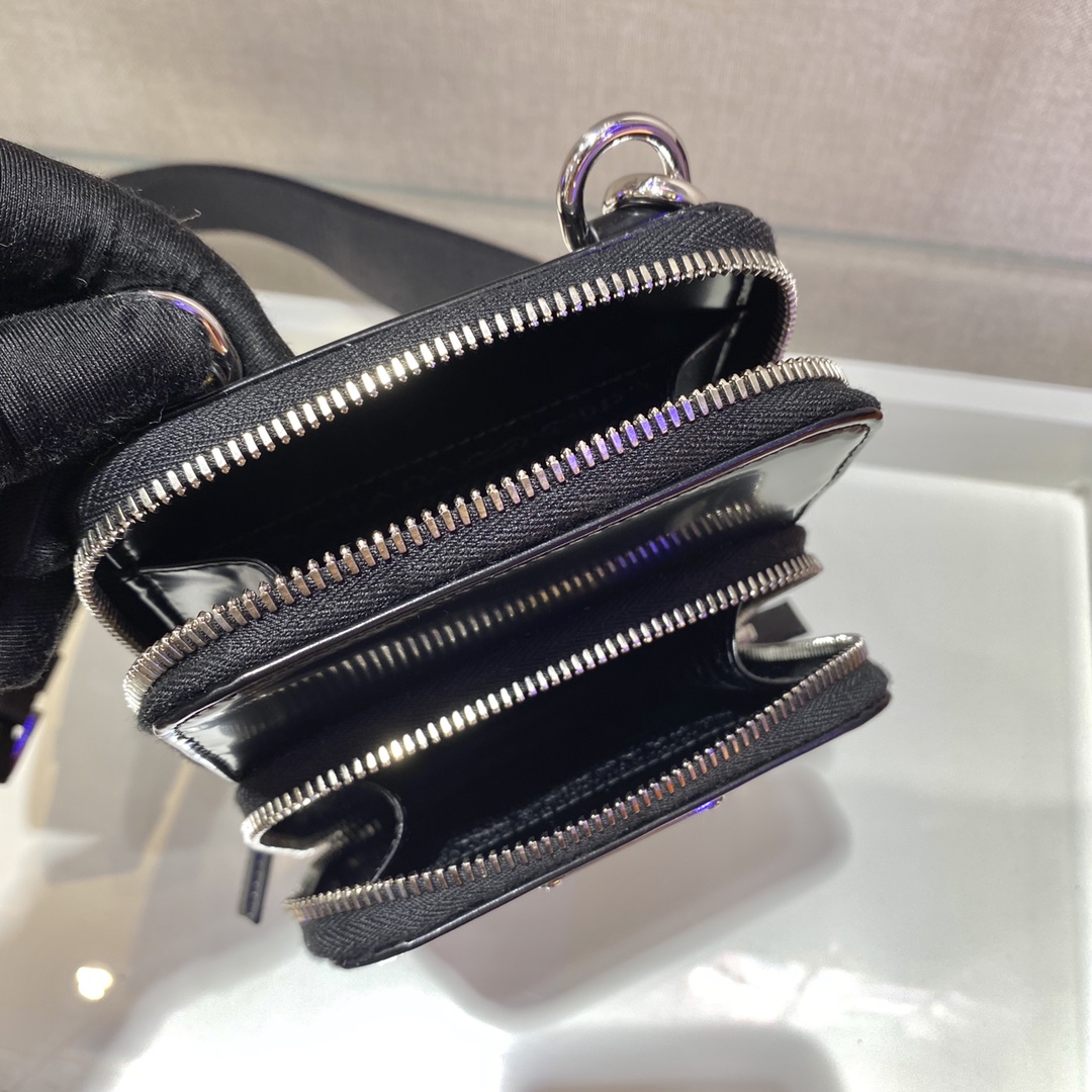 PRADA普拉达亮面皮革男女通用手机包2ZH126