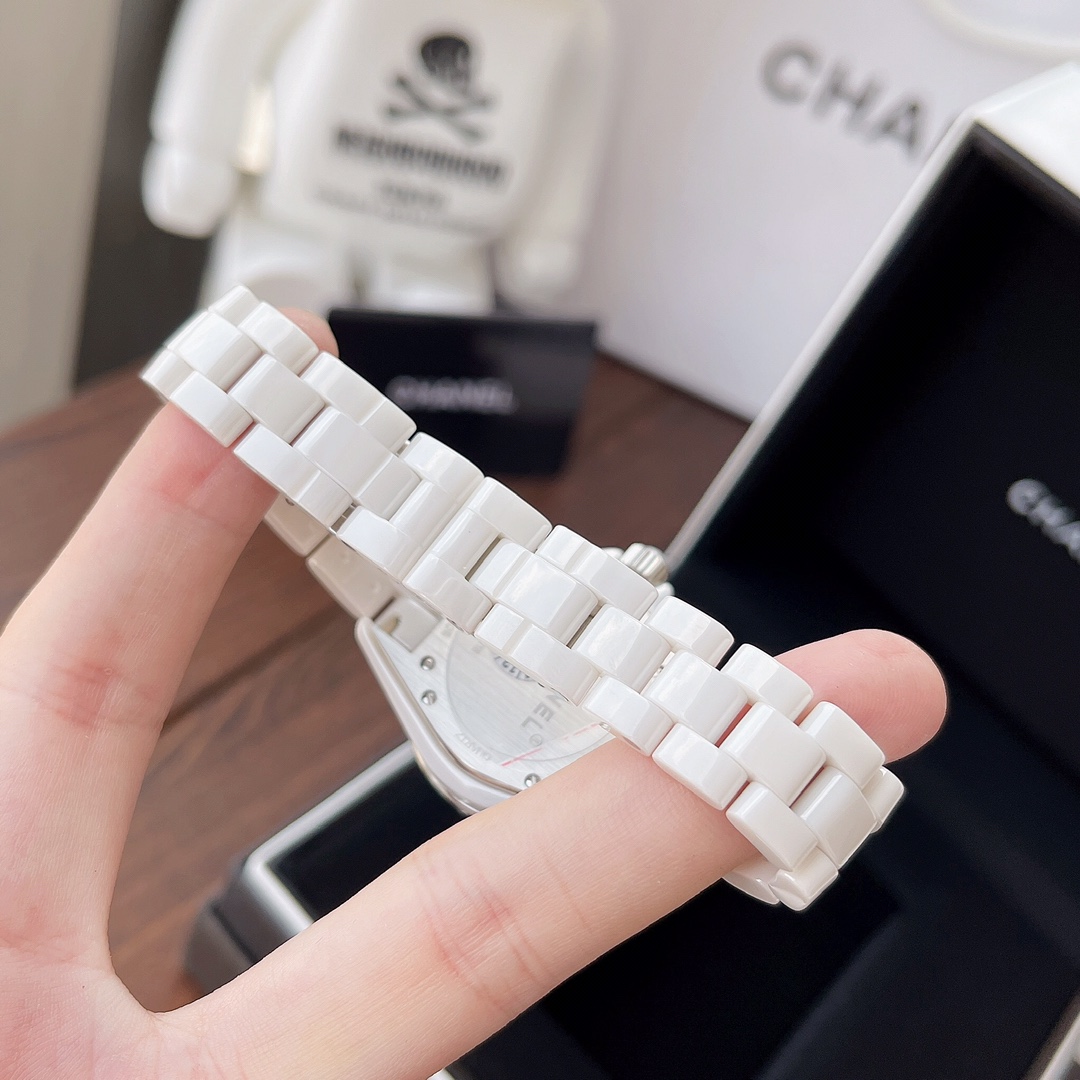 Chanel 全套包装 重磅再现‼终于不负众望 拿到 渠道J12 不只是表壳 连机芯也是原装的 大家可以硬气的轰炸你的朋友圈了开春大作 推起来‼ 吊打所有市面货色 石英款 CHANEL香奈儿J12系列