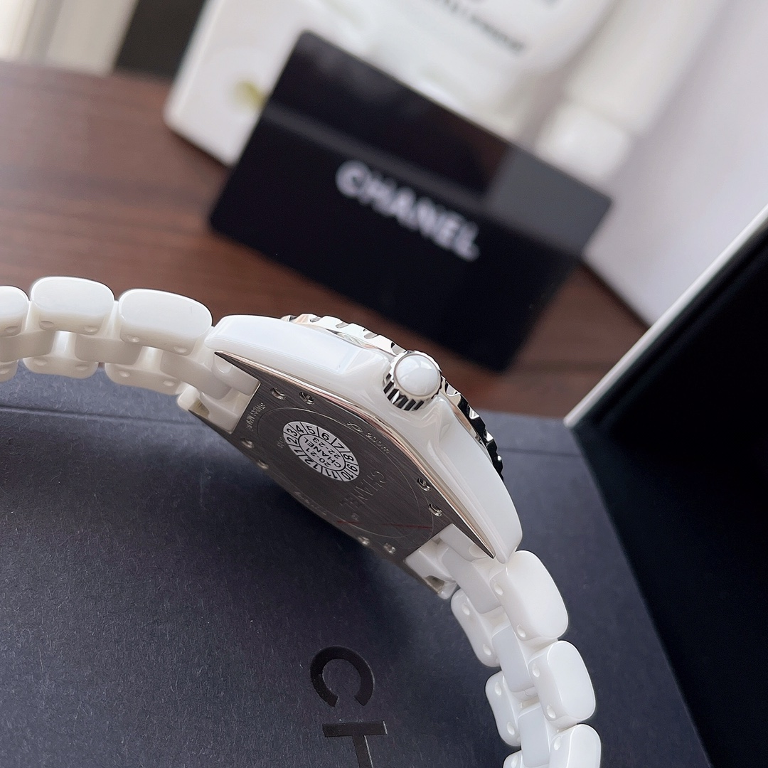 Chanel 全套包装 重磅再现‼终于不负众望 拿到 渠道J12 不只是表壳 连机芯也是原装的 大家可以硬气的轰炸你的朋友圈了开春大作 推起来‼ 吊打所有市面货色 石英款 CHANEL香奈儿J12系列